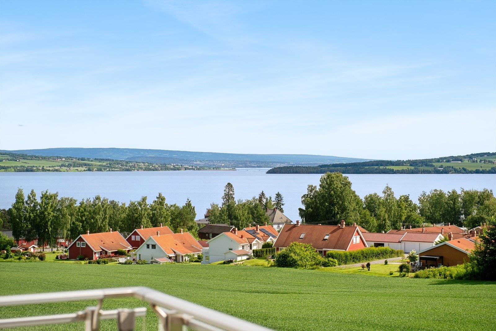 Fra leiligheten har du en vidstrakt utsikt over nærområdet og Mjøsa. Galleribilde