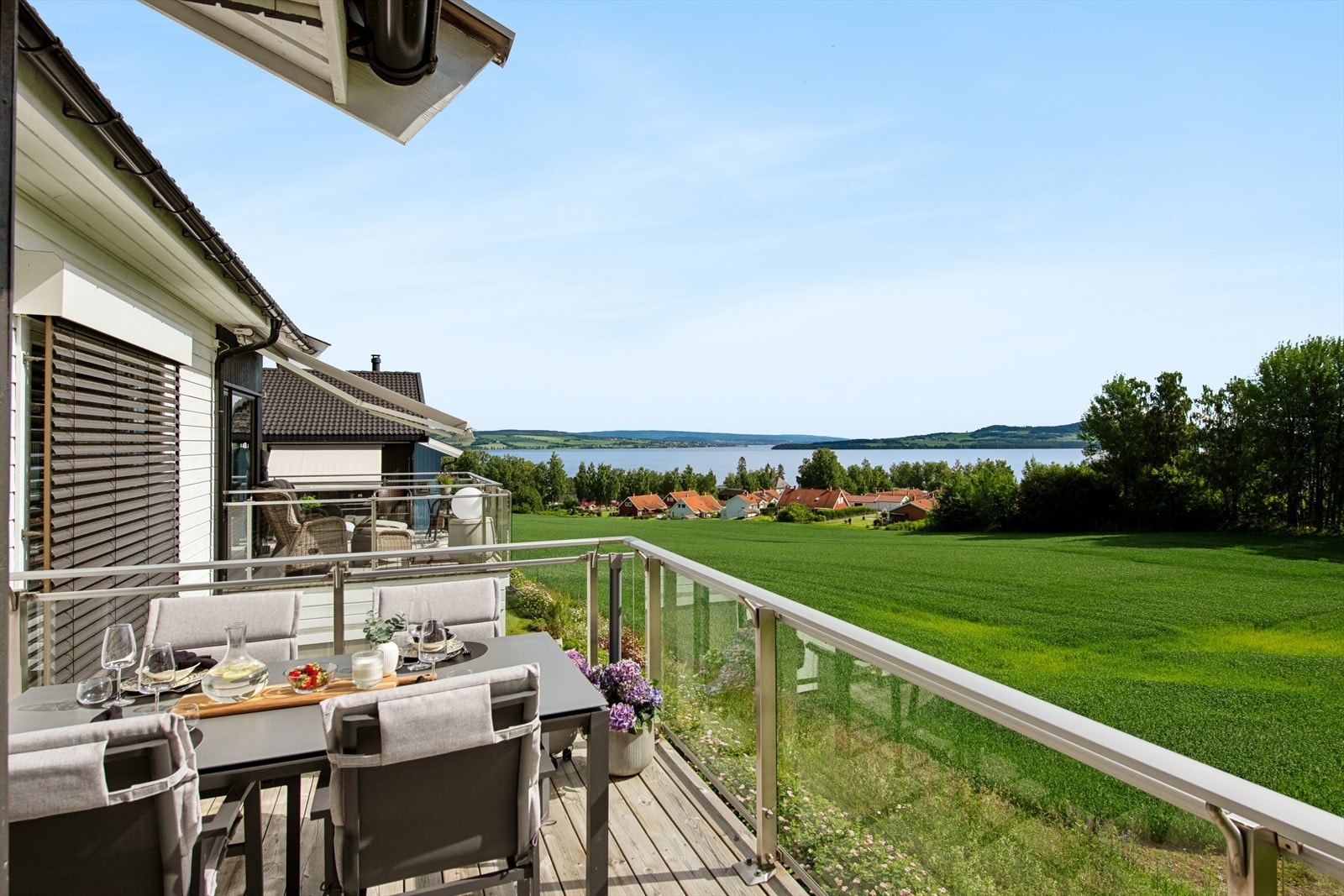 Glassrekkverk på verandaen sikrer en uhindret utsikt. Galleribilde