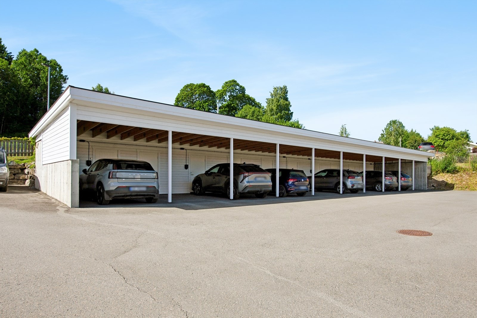 Parkeringsplass i carportanlegg, hvor det er klargjort for elbillader. Galleribilde