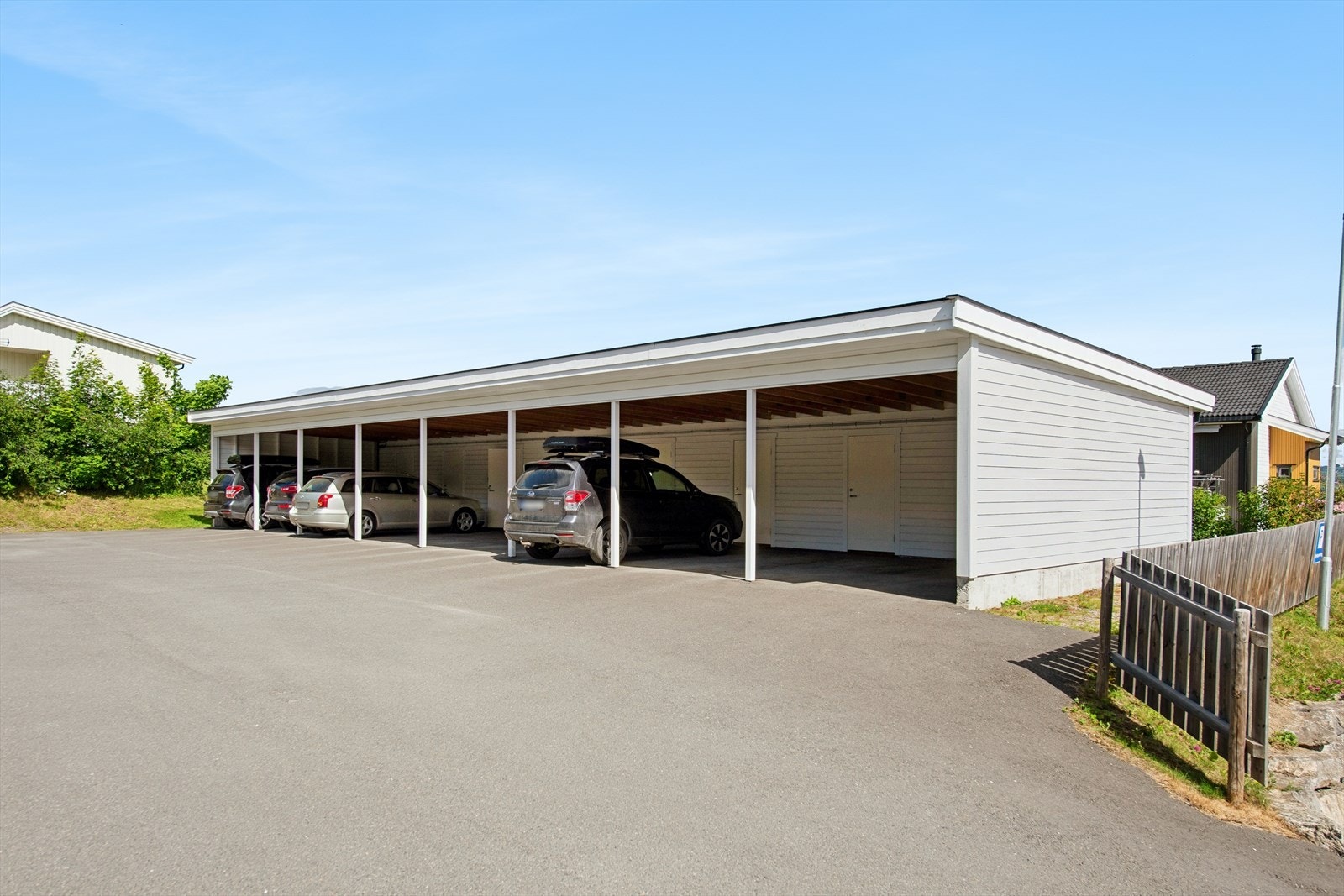 Til parkeringsplassen hører en egen bod på cirka 6 m². Galleribilde