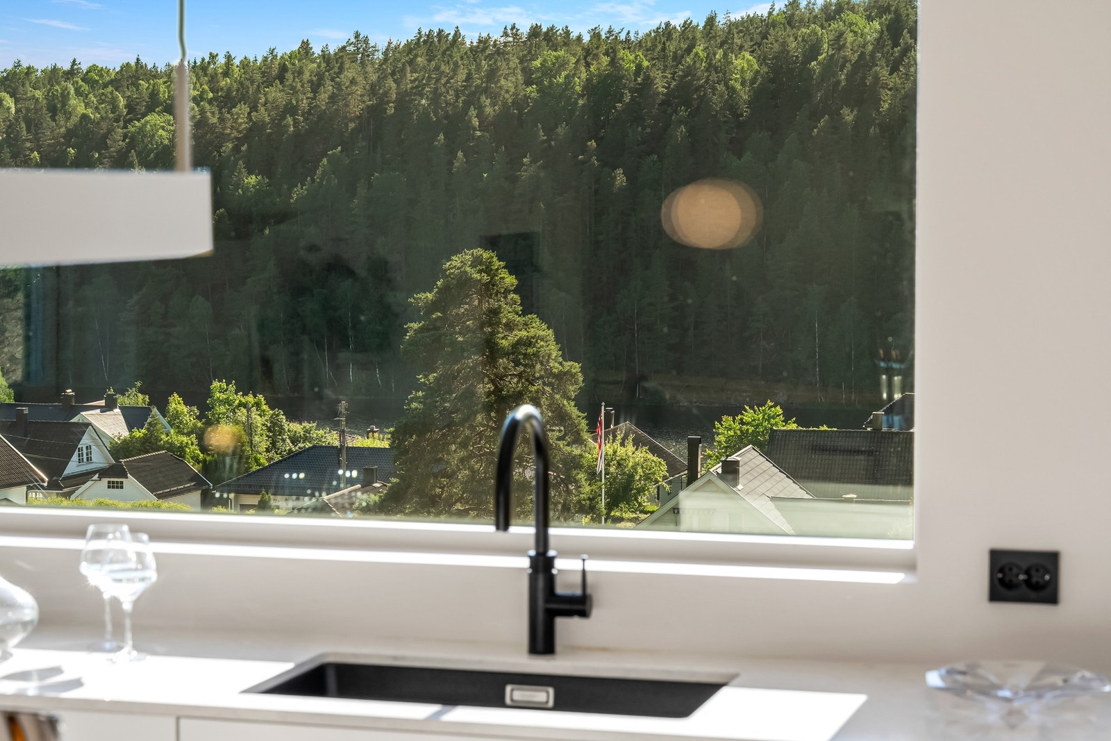 Hverdagsluksus med enda en vask med Quooker kran, og utsikt mot vannet og naturen! Må oppleves Galleribilde