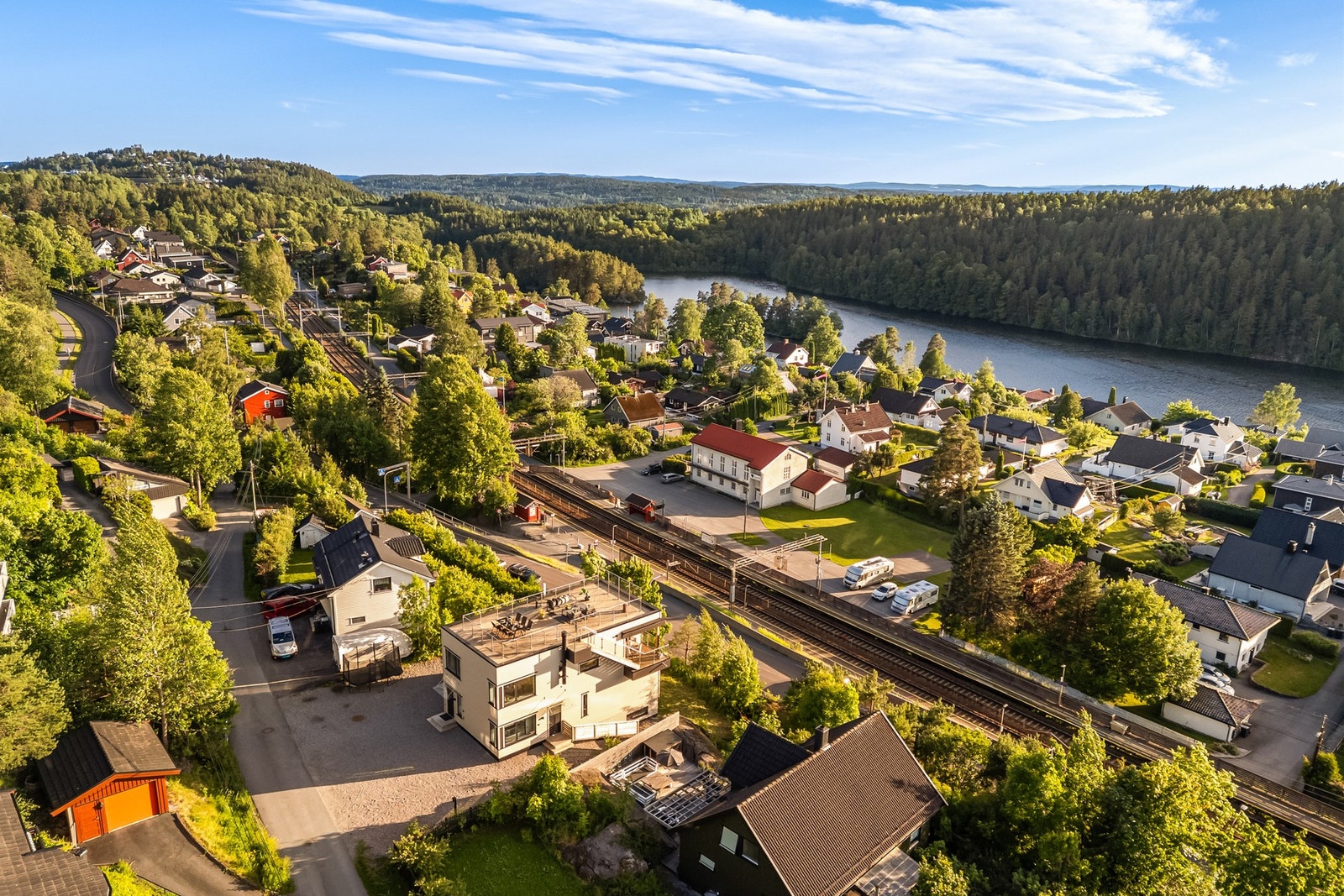 Solbråtan stasjon er rett nedenfor med tog til Oslo og kun et stop til Kolbotn sentrum Galleribilde