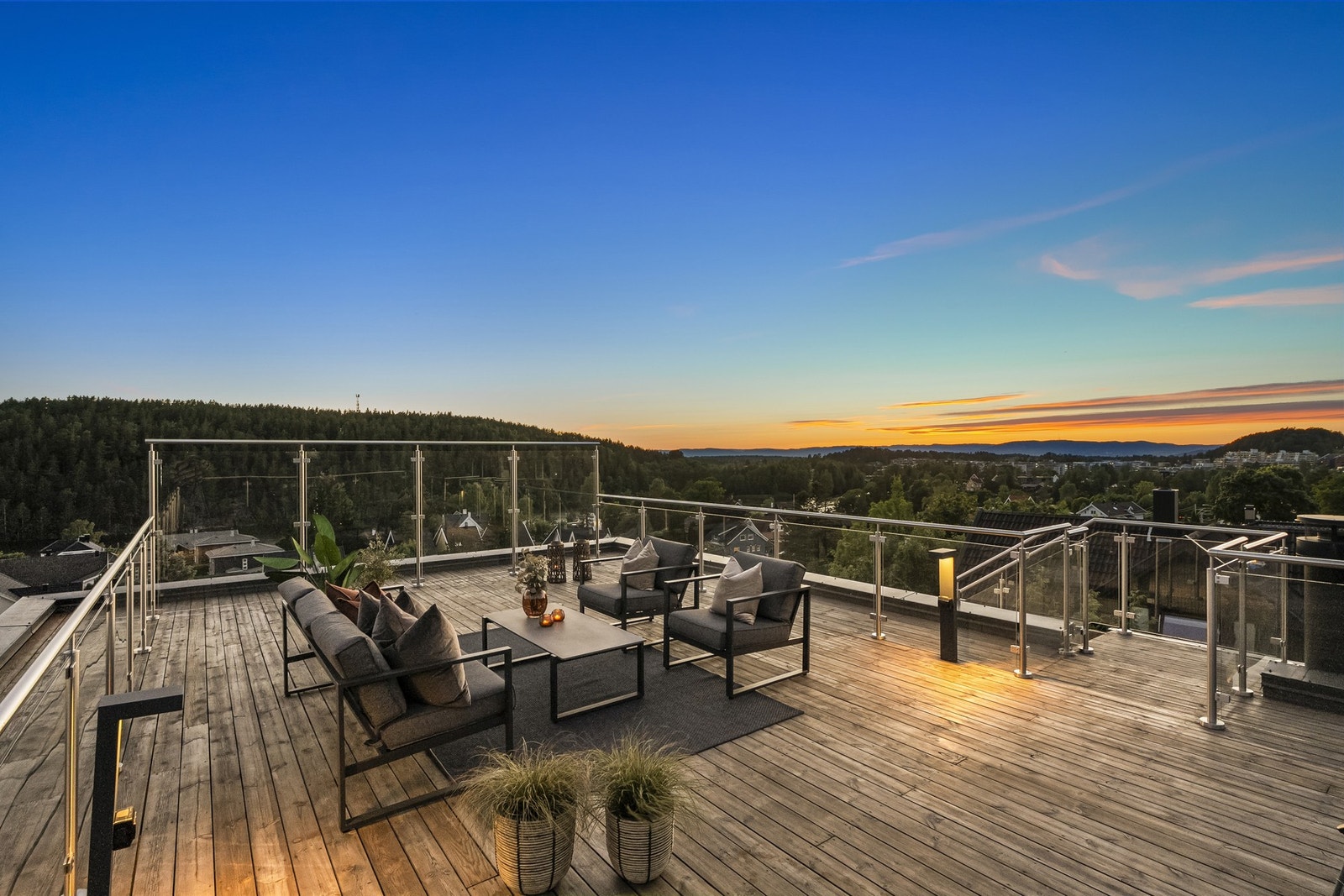 Takterrasse på 57 m² med utsikt utover Kolbotnvannet, Oslo og helt til Norefjell Galleribilde