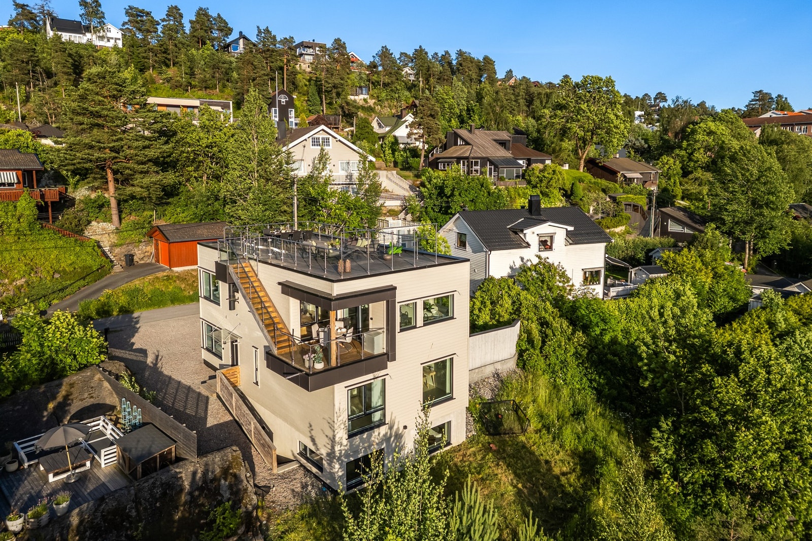 Her bor du i et veletablert villastrøk i enden av en en blindvei på Solbråtan / Kolbotn Galleribilde