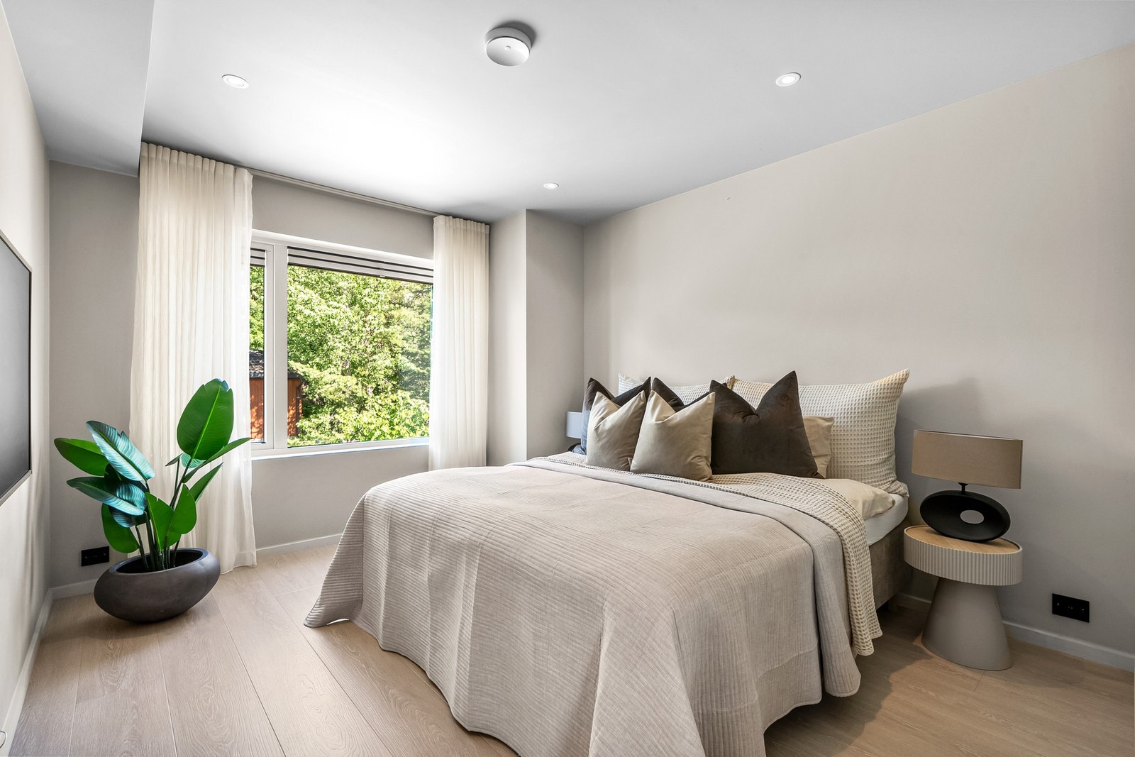 Master bedroom av god størrelse i etasjen. Samme flotte standard og varmefolie i gulv Galleribilde