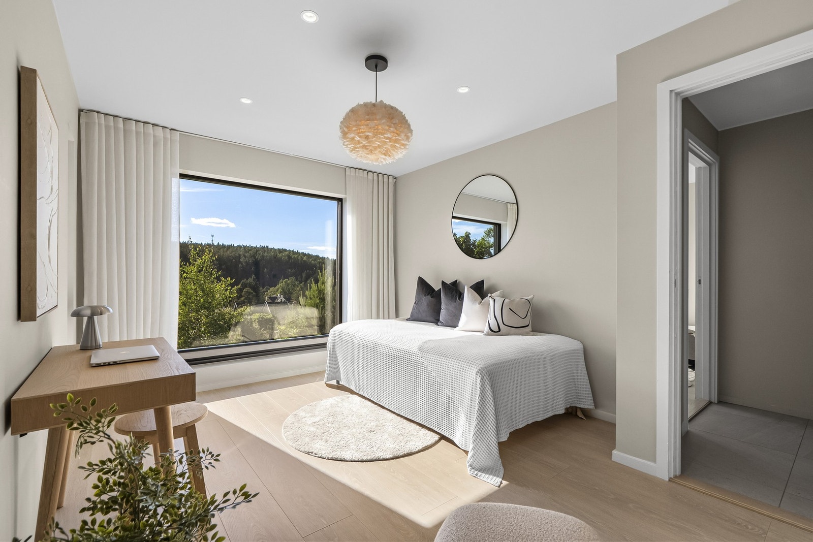 Hotellgardiner, 1-stavs laminat, varmefolie og glatte veggflater og lister i fargen Sheer gray. Galleribilde
