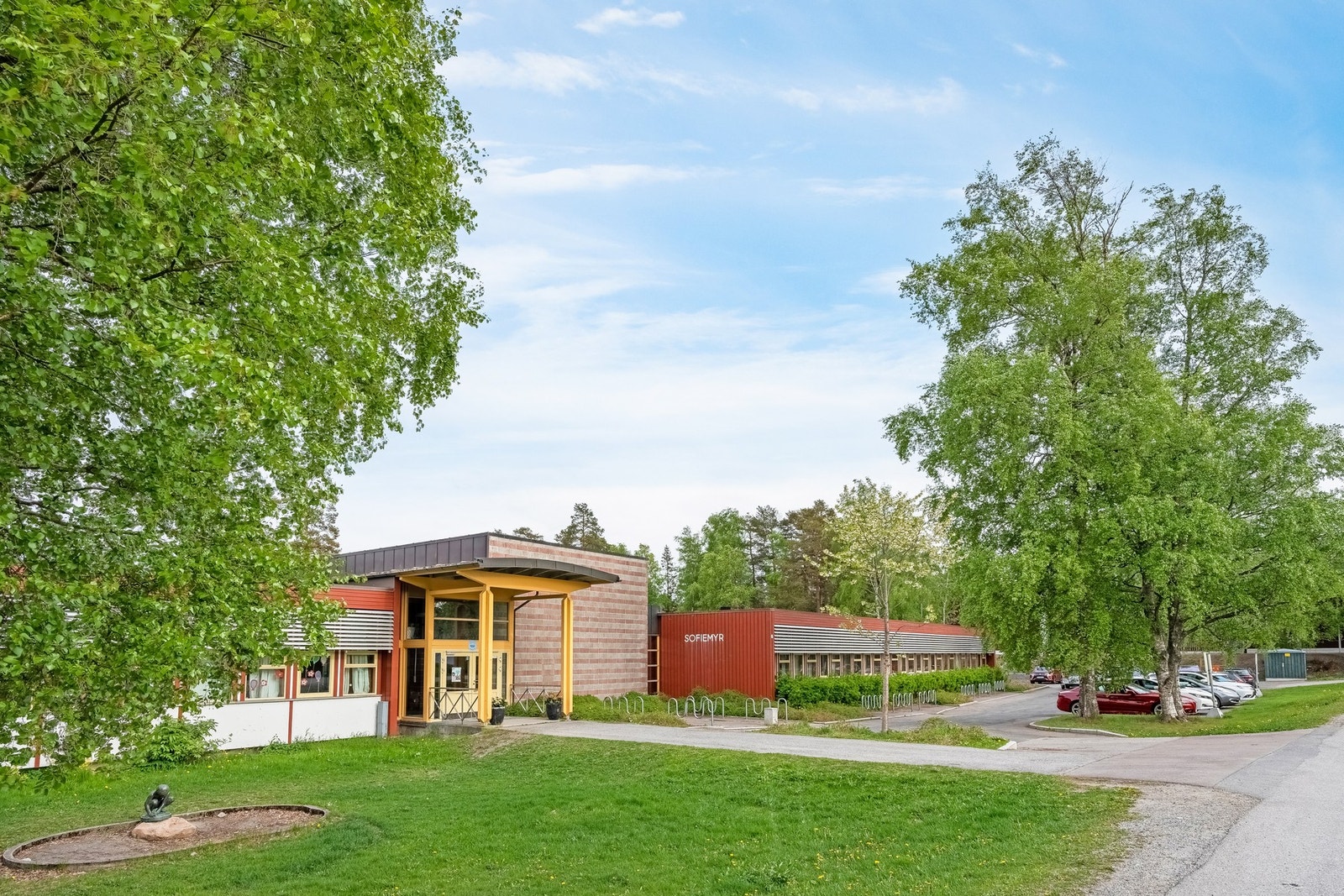 Det er også kort vei til skoler og barnehager. Et ordentlig fint sted for barnefamilier Galleribilde