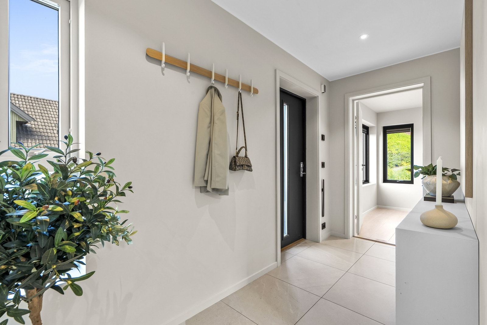 Store fine gulvfliser, varmekabler og downlights i himling. Videre tilkomst til sov 3 Galleribilde