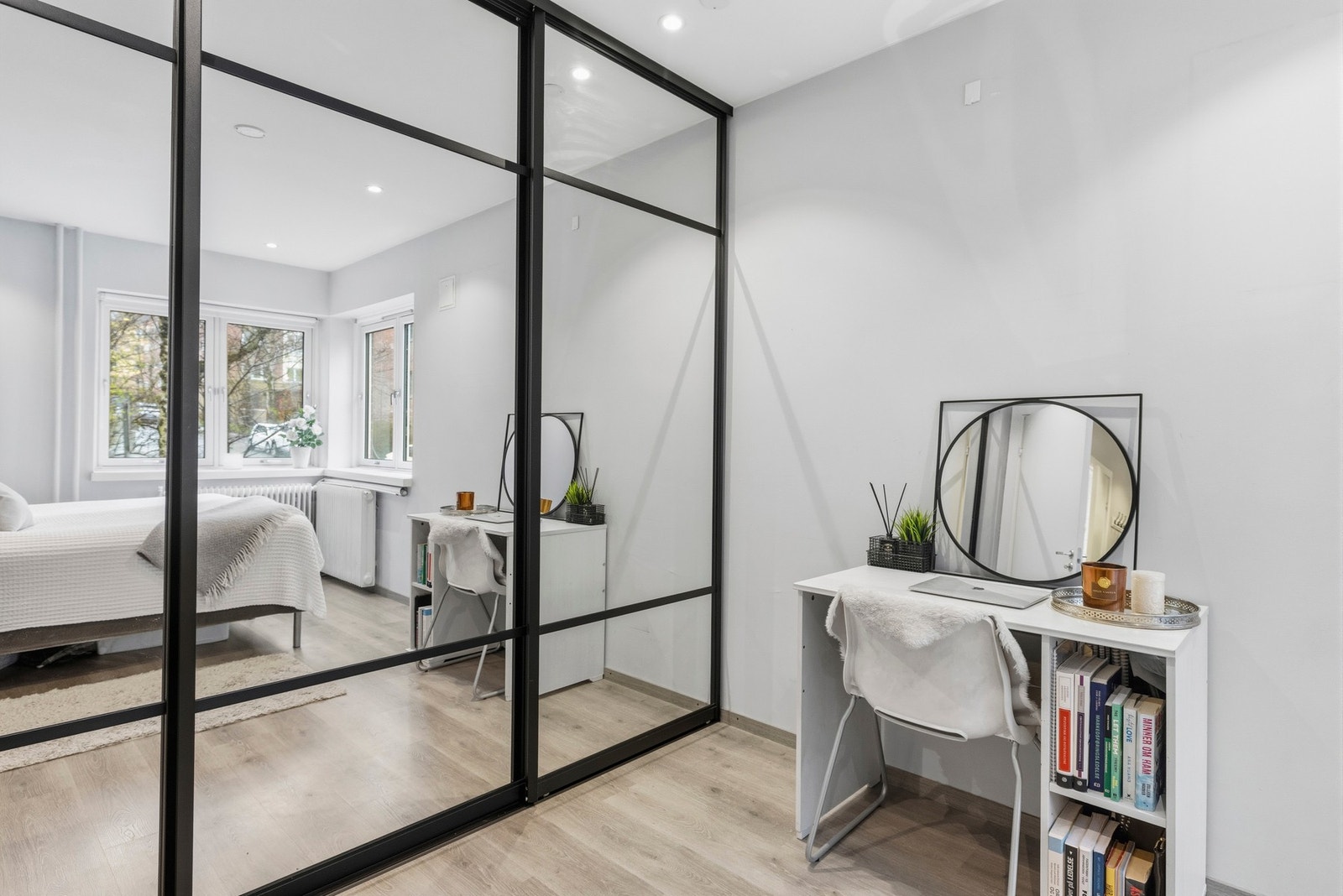 Du har også en praktisk skyvedørsgarderobe! Galleribilde