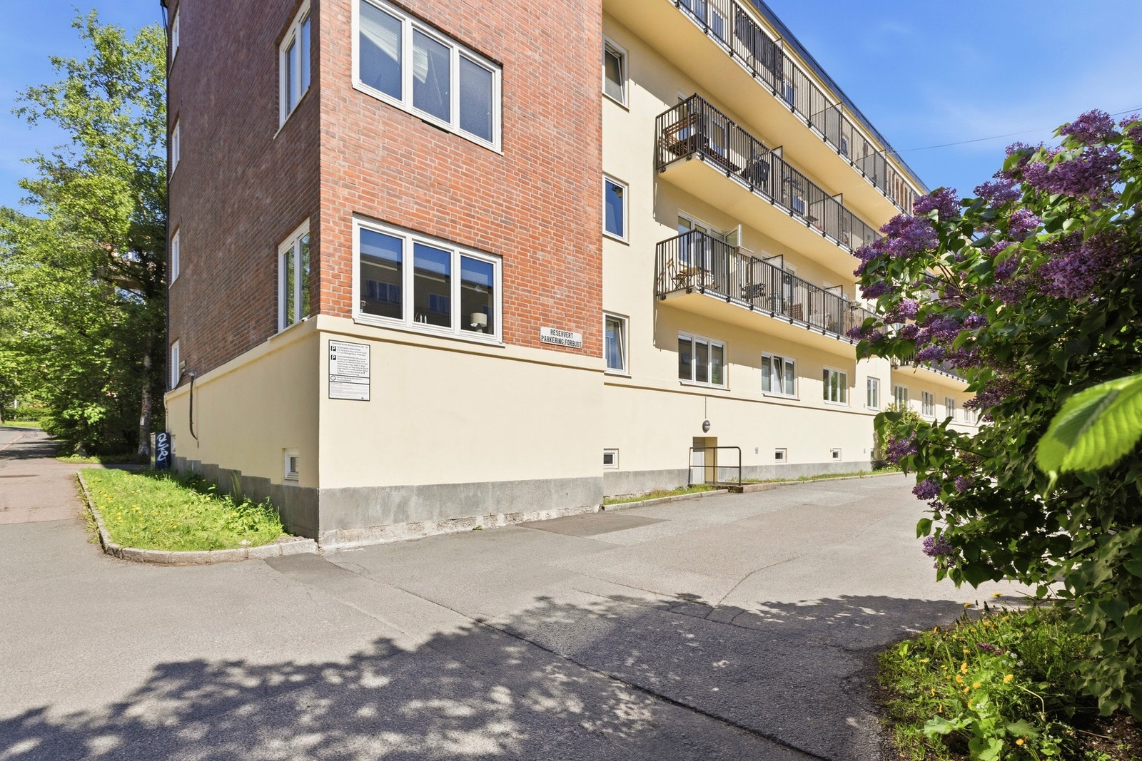 Treningssentre som Sats, Fresh Fitness og Evo finner du i løpet av få minutters gange fra boligen. Galleribilde