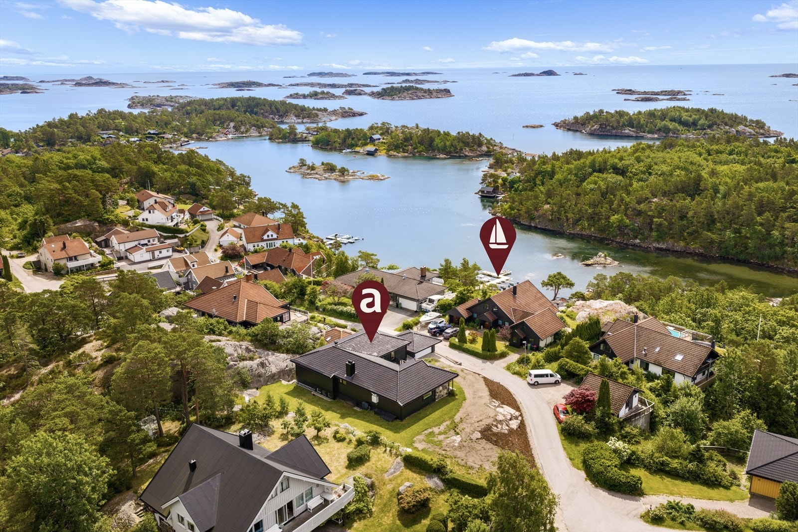 Boligen har en idyllisk beliggenhet med spektakulær utsikt over skjærgården, holmer og det vakre kystlandskapet - Markering viser bolig og båtplass som følger med Galleribilde