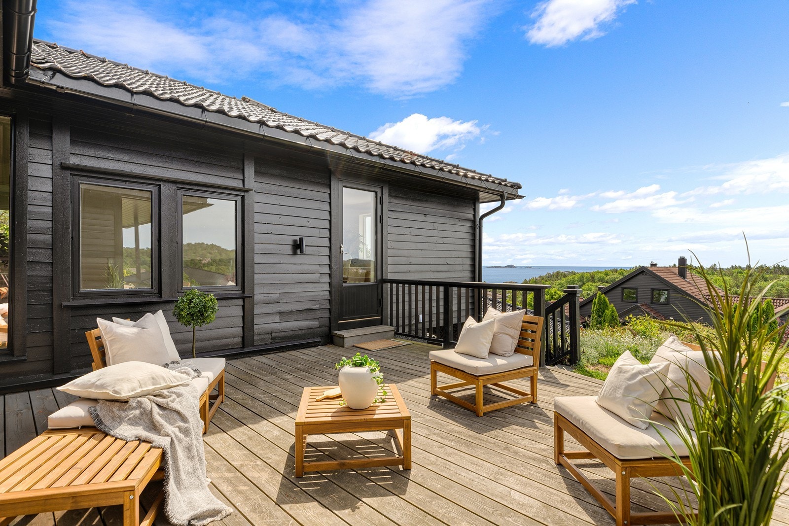 Her er det god plass til både spisegruppe, sofagruppe og lange sommerkvelder med familie og venner Galleribilde