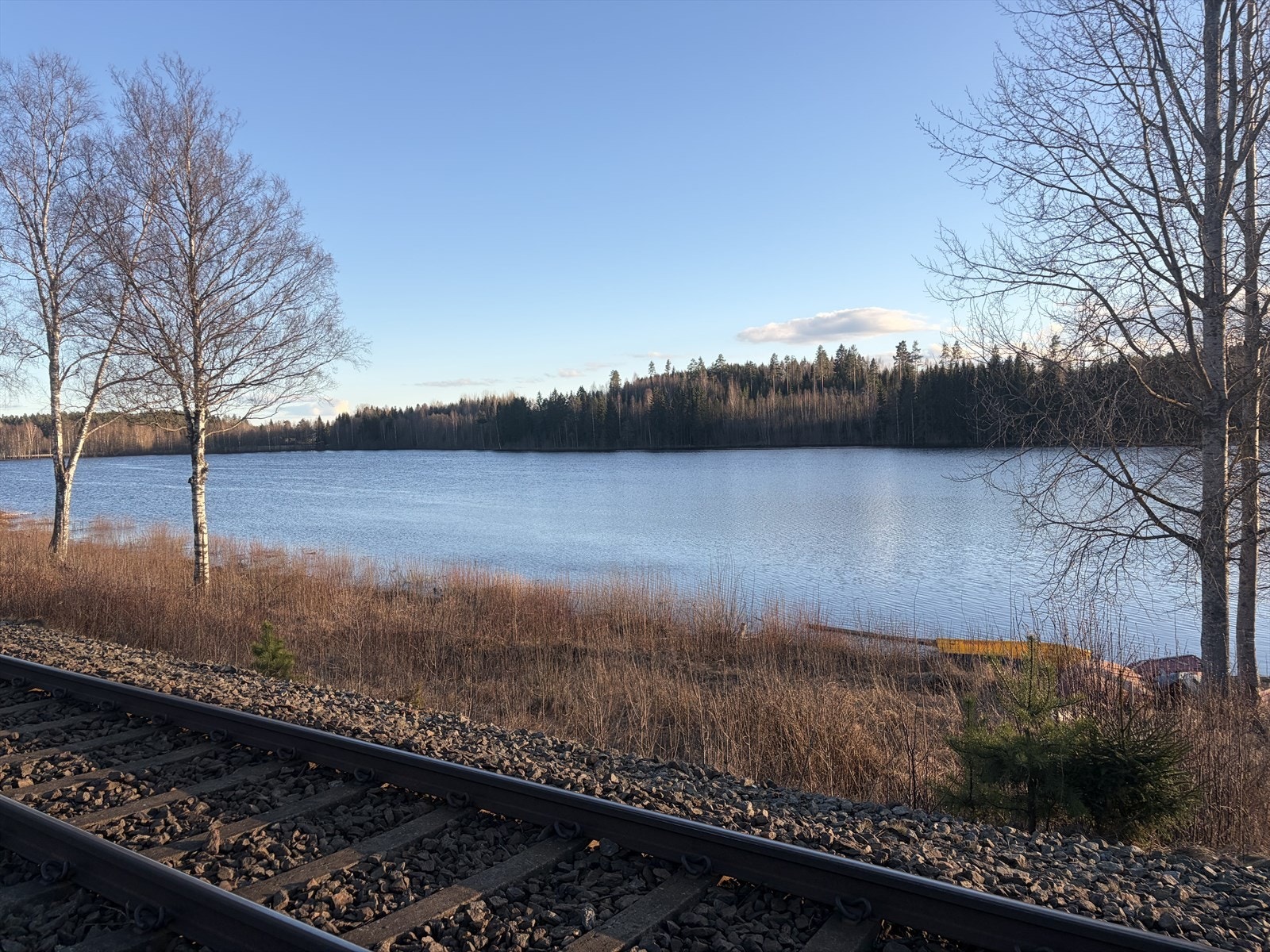 Rett på andre siden av jernbanen er sjø med badebrygge. Galleribilde