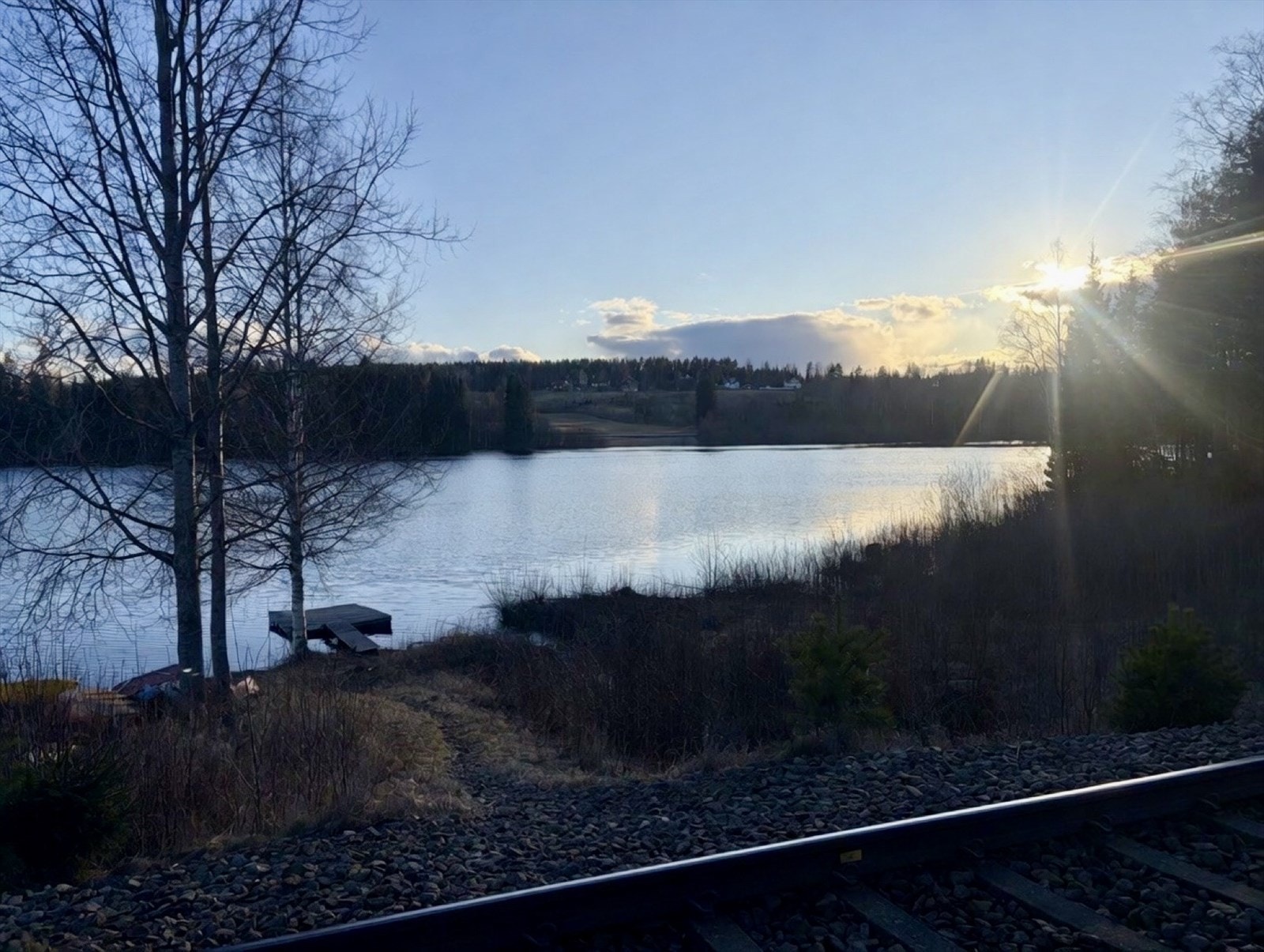 Rett på andre siden av jernbanen er badebrygge. Galleribilde