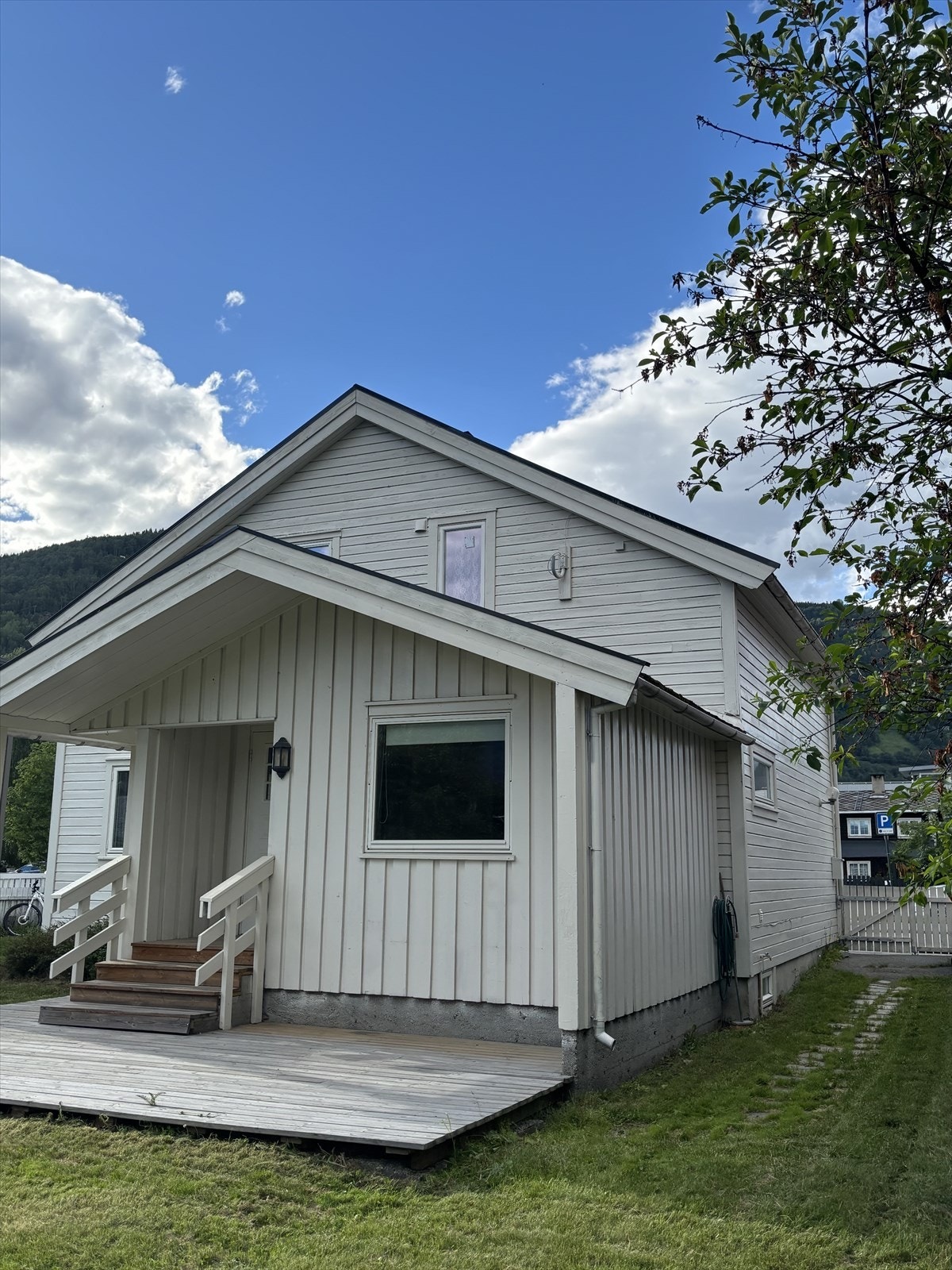 Ved inngangspartiet er det en terrasse som leder inn til en praktisk og innbydende entré. Galleribilde