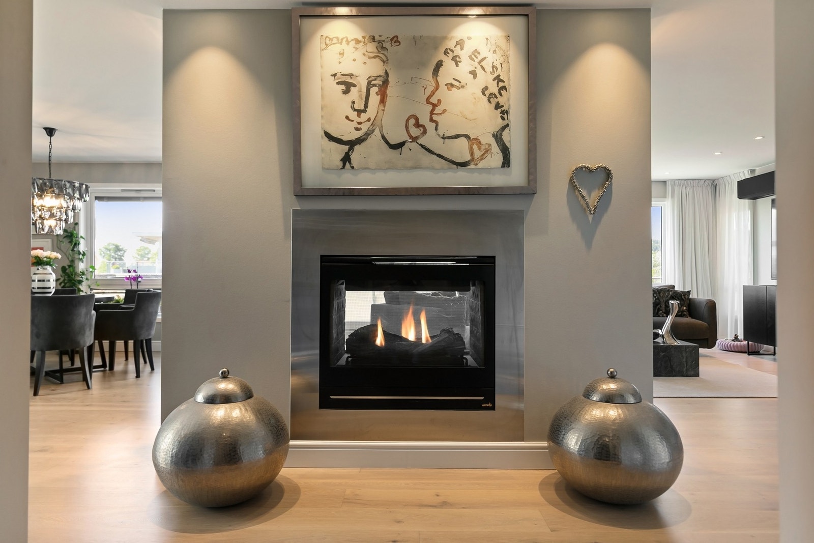 Den sentralt plasserte gasspeisen møter deg allerede i entréen og skaper en lun og innbydende atmosfære ved ankomst. Galleribilde