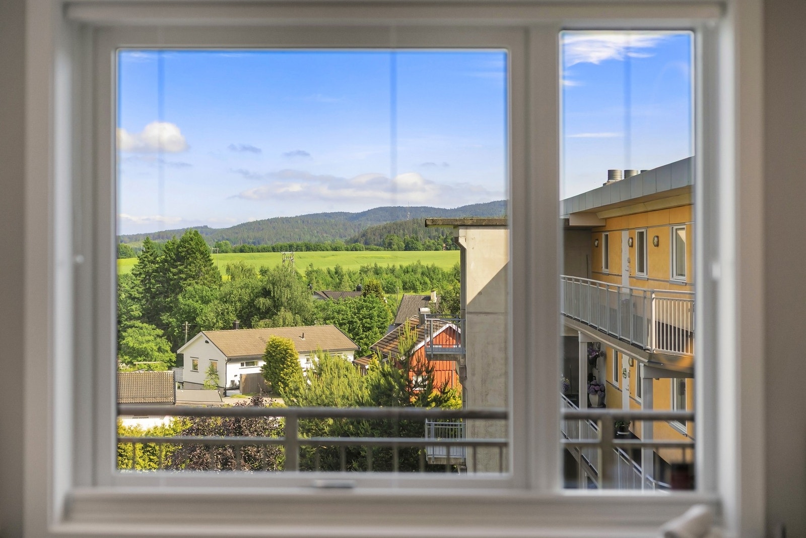Utsikten mot det grønne landskapet gir en rolig og behagelig ramme rundt rommet. Galleribilde