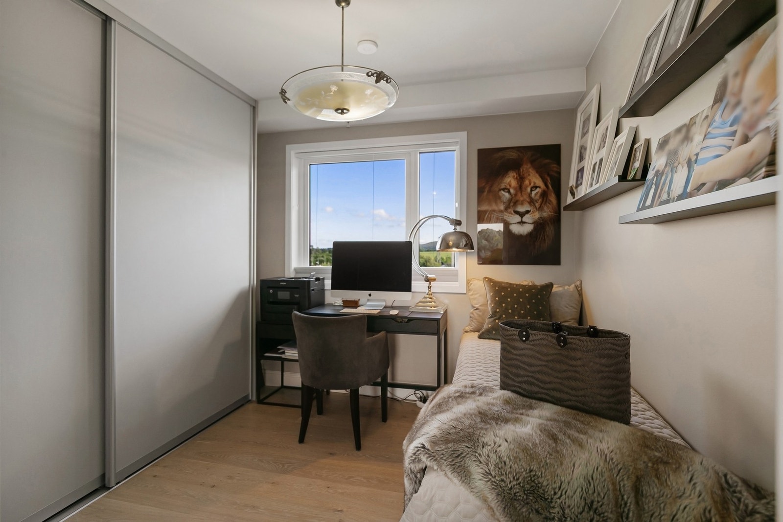 Boligens andre soverom med gode oppbevaringsmuligheter i skyvedørsgarderobe og plass til både seng og skrivebord. Galleribilde