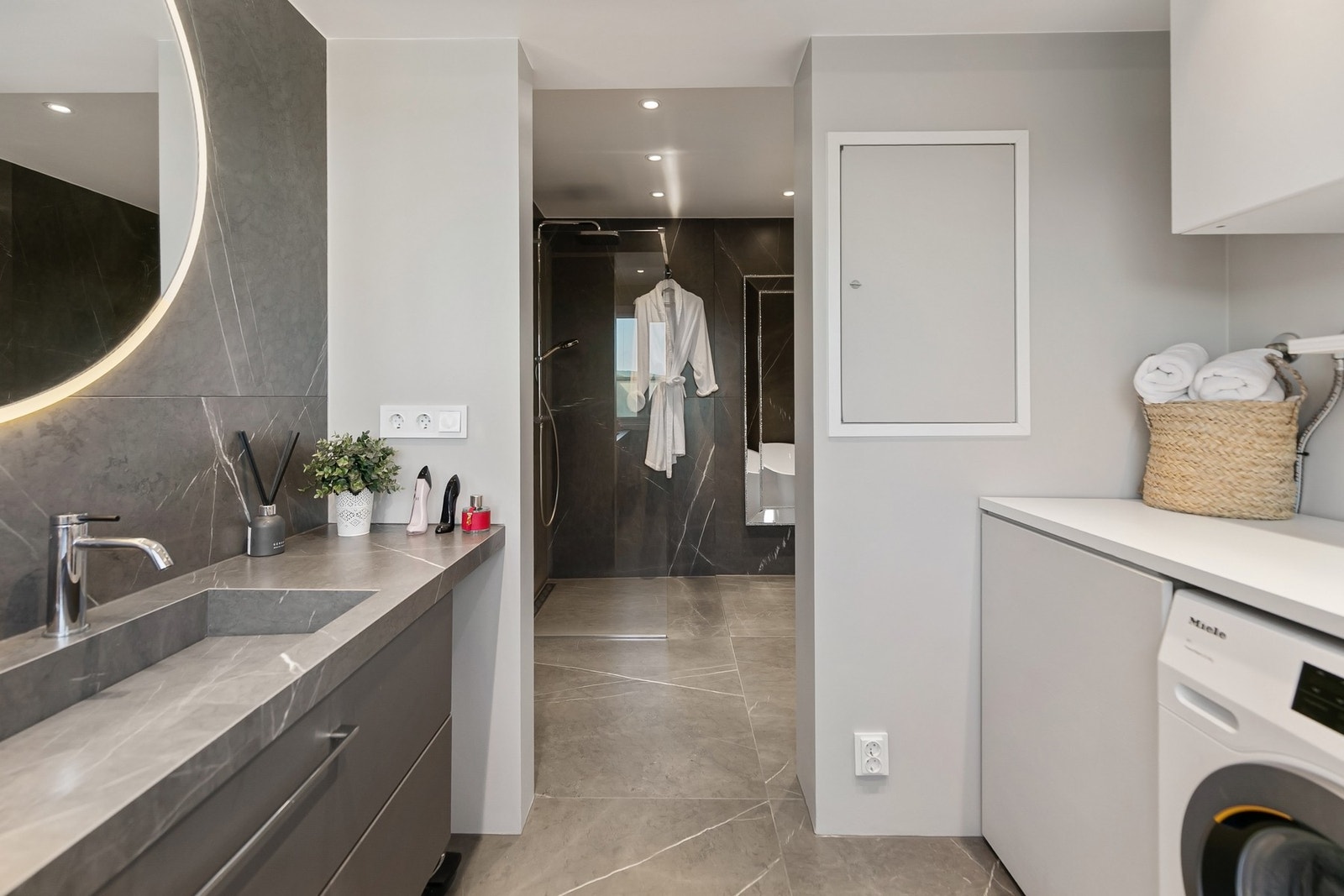 Det delikate badet fra 2025 er utstyrt med flislagt gulv og gulvvarme. Galleribilde