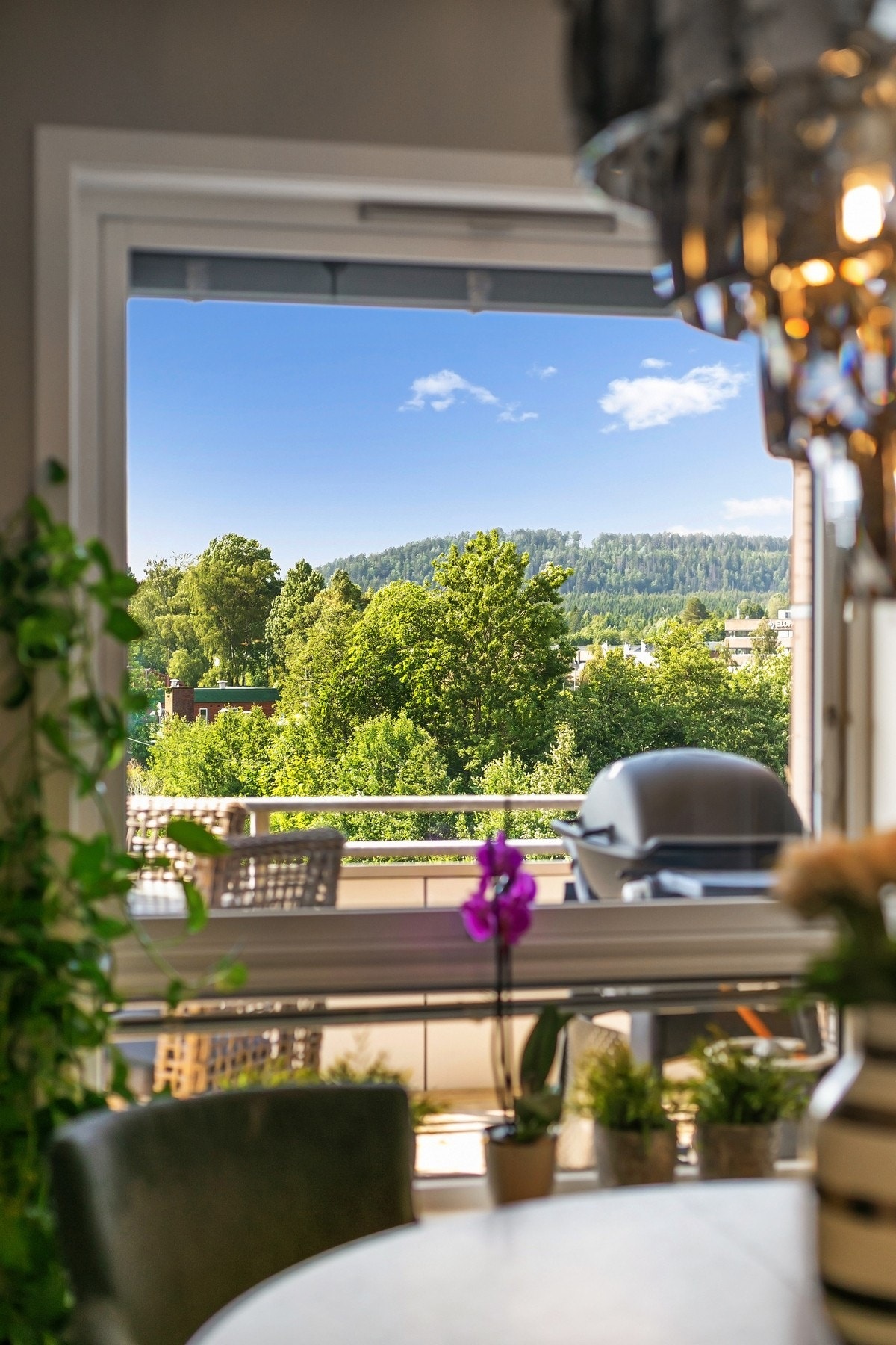 De store vindusflatene gir godt lysinnslipp og utsyn mot grønne omgivelser. Galleribilde