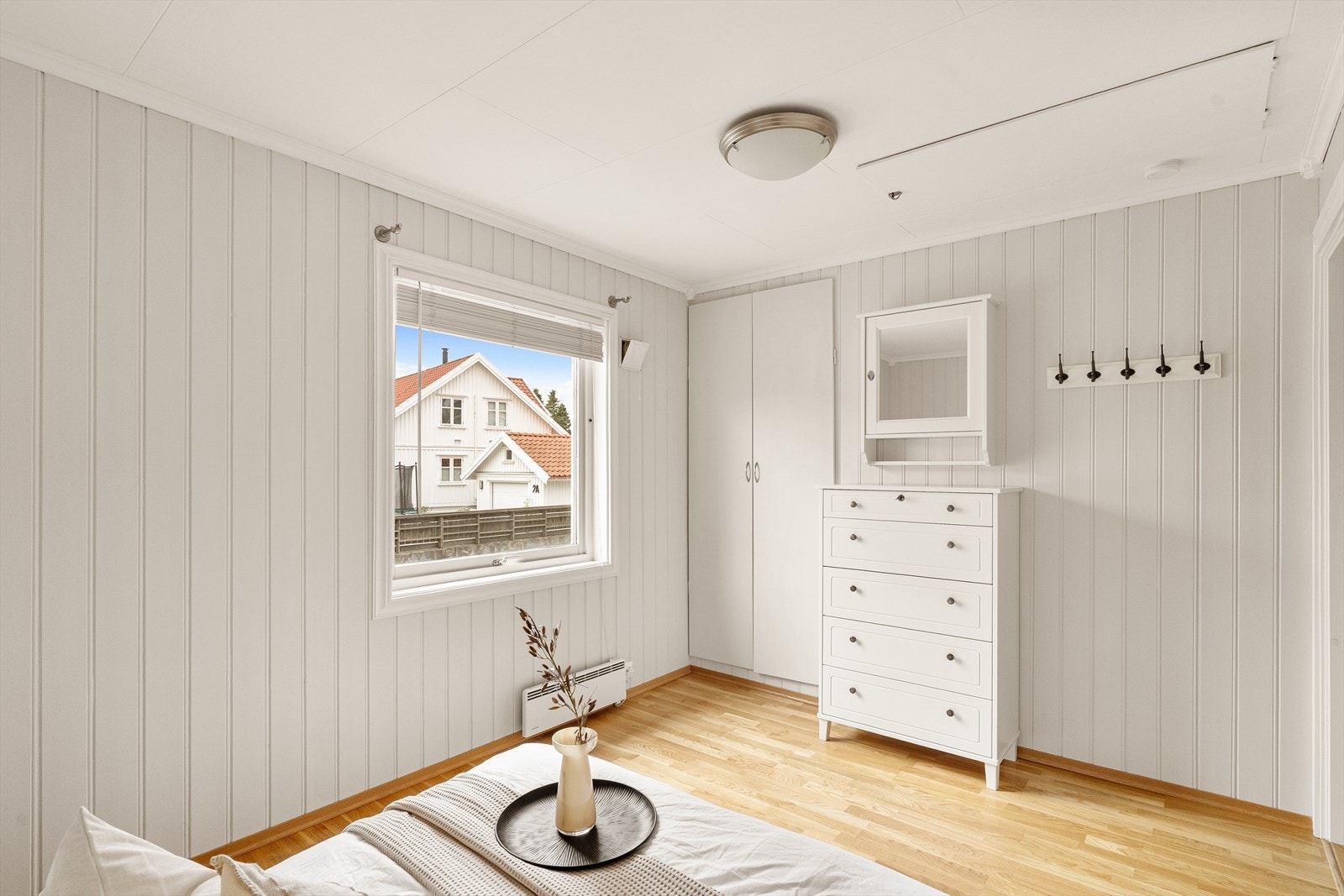 Lyst og luftig hovedsoverom med parkett på gulv. Galleribilde