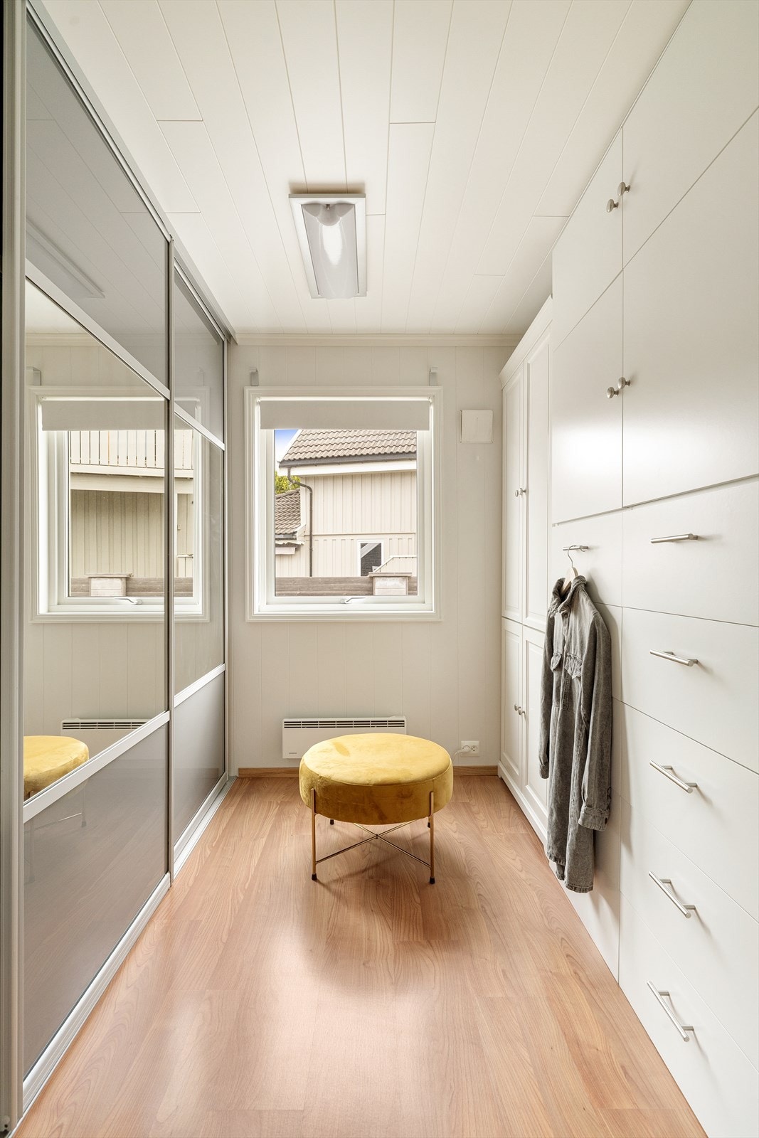Praktisk omkledningsrom med rikelig garderobeplass og skyvedørsgarderobe. Galleribilde