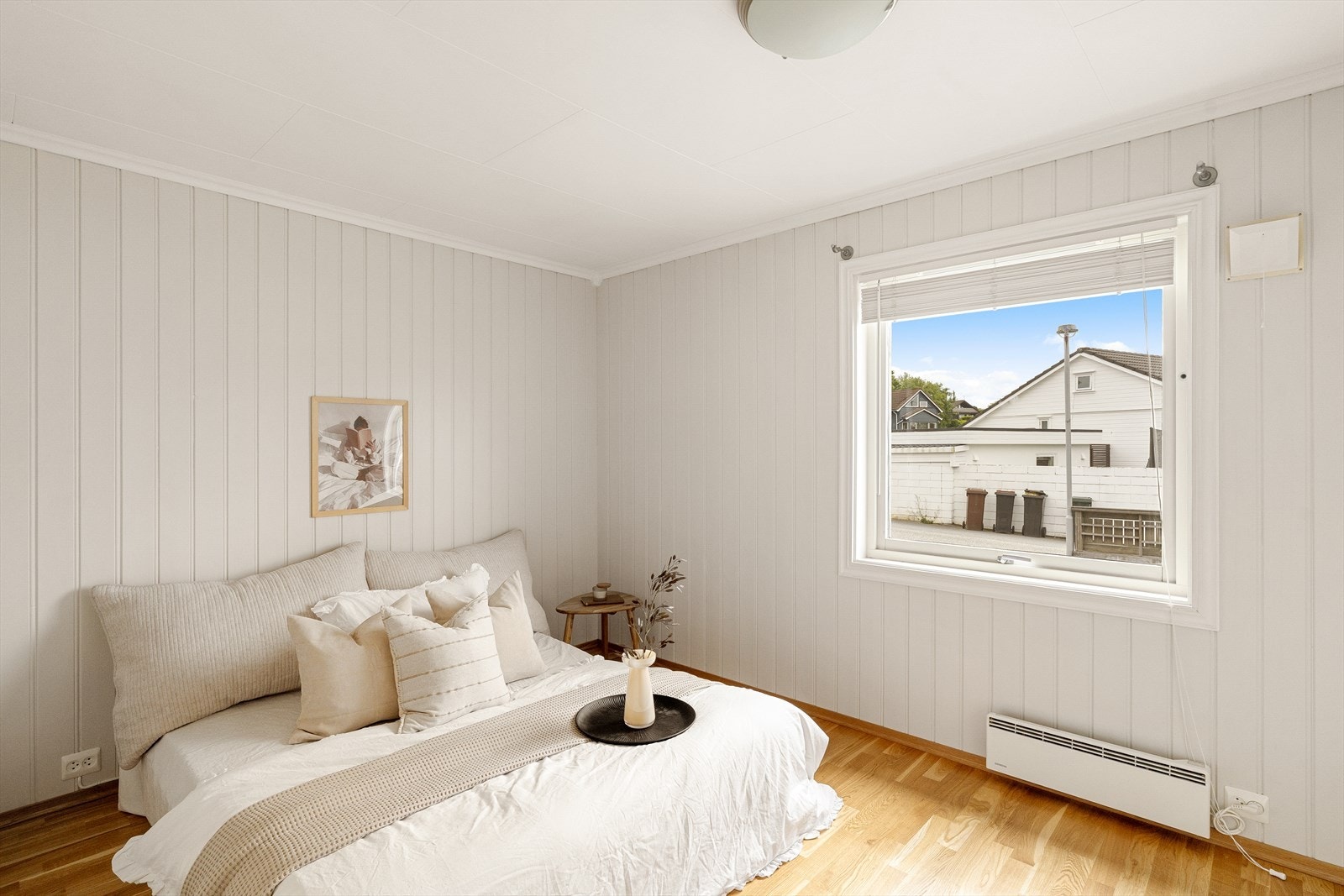 Stort og innbydende hovedsoverom med god plass til soveromsmøblement og garderobeskap. Galleribilde