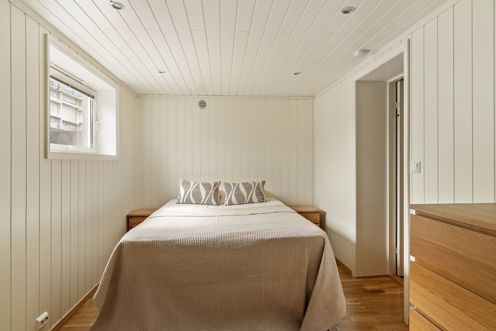 Soverom i kjelleretasjen har god plass til soveromsmøblement. Galleribilde