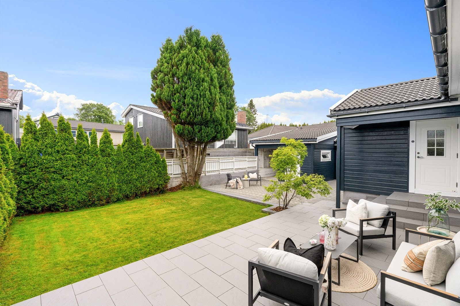 Enebolig med stor eiertomt, pent opparbeidet med steinlagt gårdsplass, plenareal og flislagt inngangsparti/ uteplass. Galleribilde