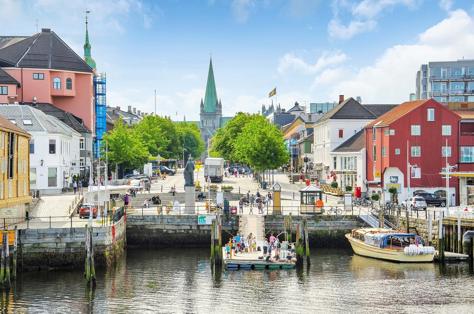 Ravnkloa - en levende del av Midtbyen hvor byen møter fjorden. Herfra går de populære båtene ut til idylliske Munkholmen, med jevnlige avganger gjennom hele sommerhalvåret. Galleribilde