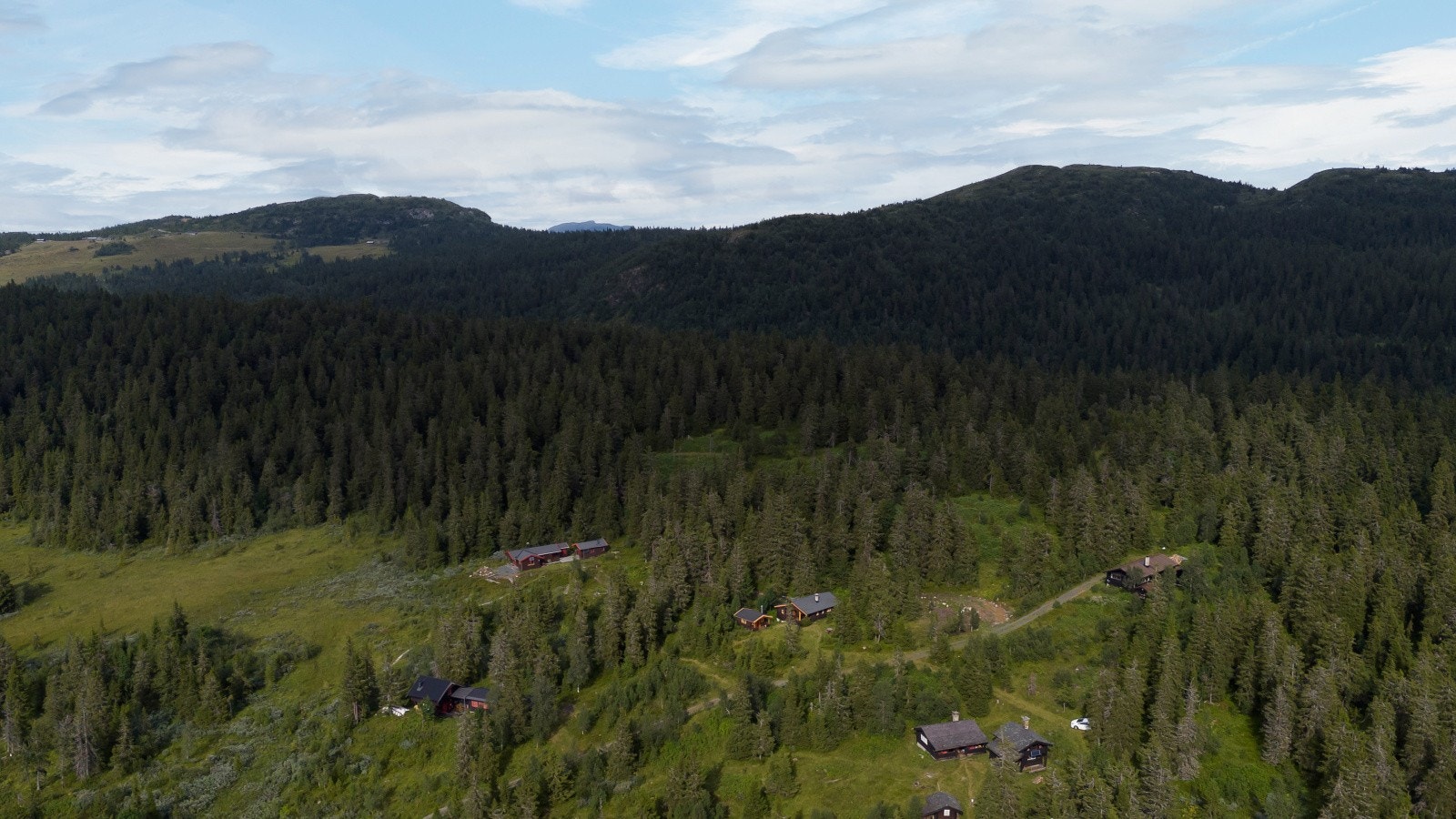 Det er sommervei frem til hytta, og på vinterstid benyttes ski som fremkomstmiddel - en del av sjarmen ved hyttelivet i fjellet. Galleribilde