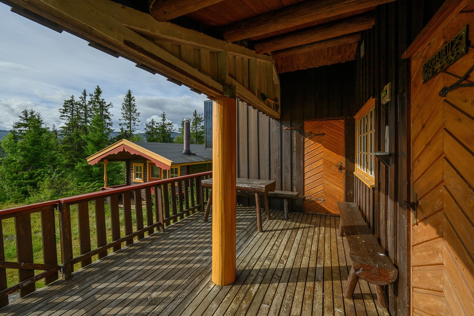 I tilknytning til inngangspartiet finner du en hyggelig terrasse - perfekt for å nyte hyttefreden i rolige omgivelser - samt tilgang til en kombinert bod og utedo. Galleribilde