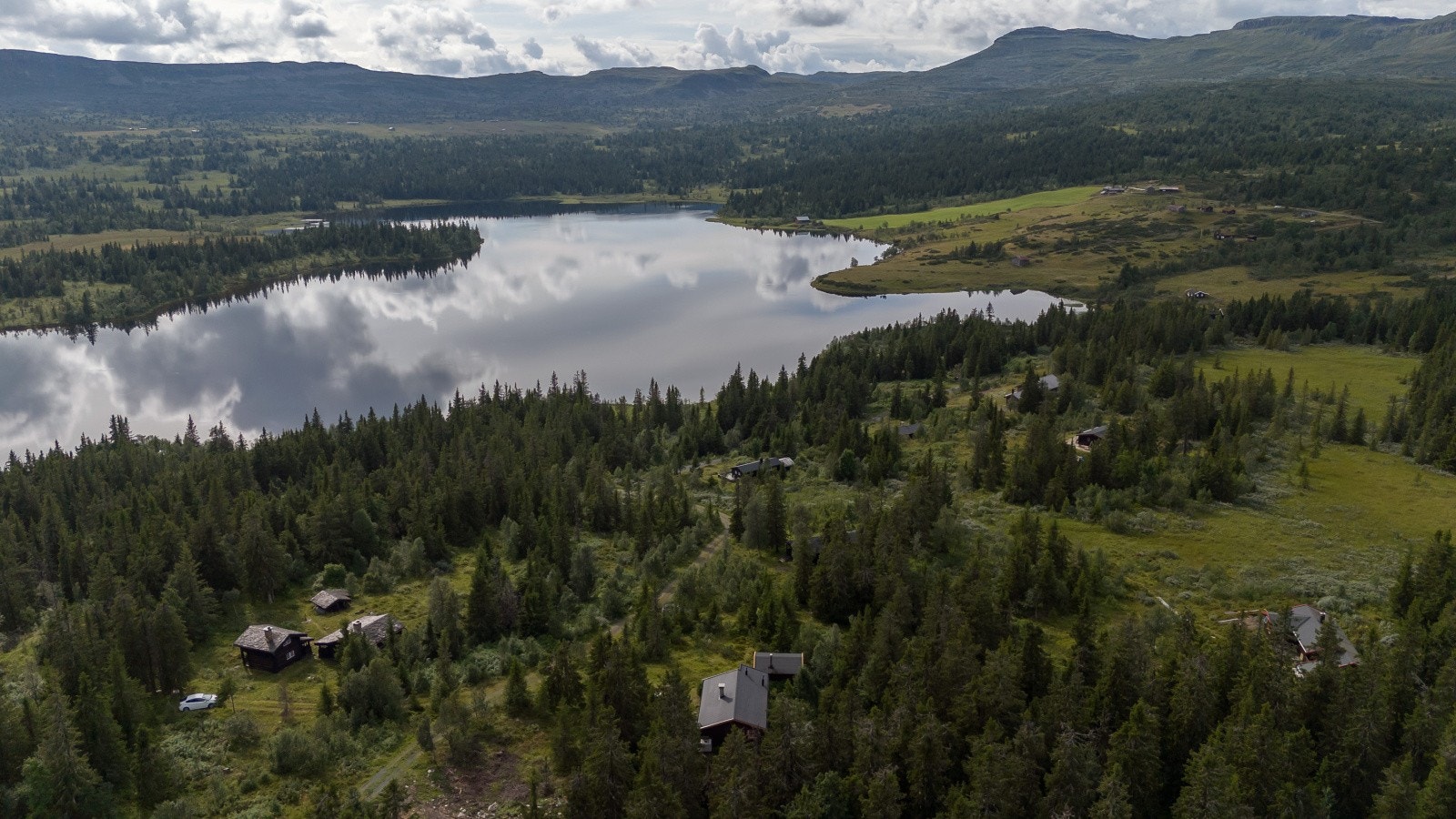 Hytta ligger i et godt etablert hytteområde, hvor eier bekrefter at det er svært hyggelige hyttenaboer i område. Galleribilde