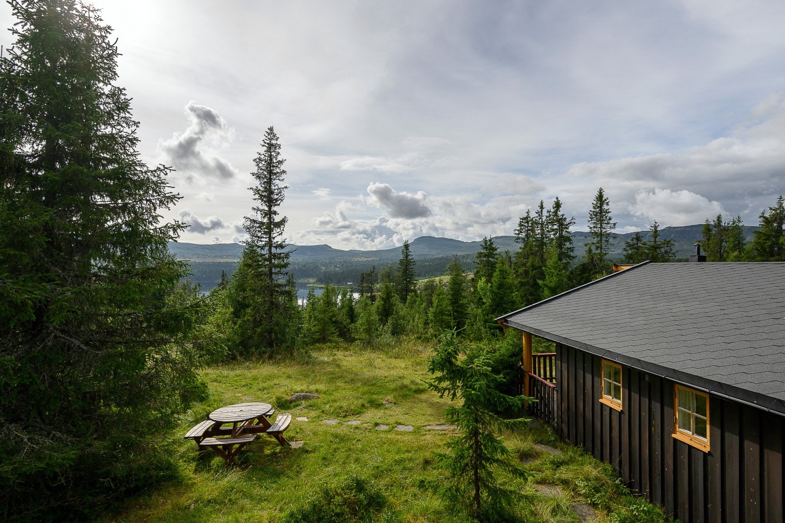 Eiendommen ligger usjenert og rolig til 866 m.o.h. i idyllisk hyttefelt med fantastisk turterreng og fine skiløyper på vinteren. Hytta ligger tilbaketukket til på en liten høyde med fin utsikt. Galleribilde