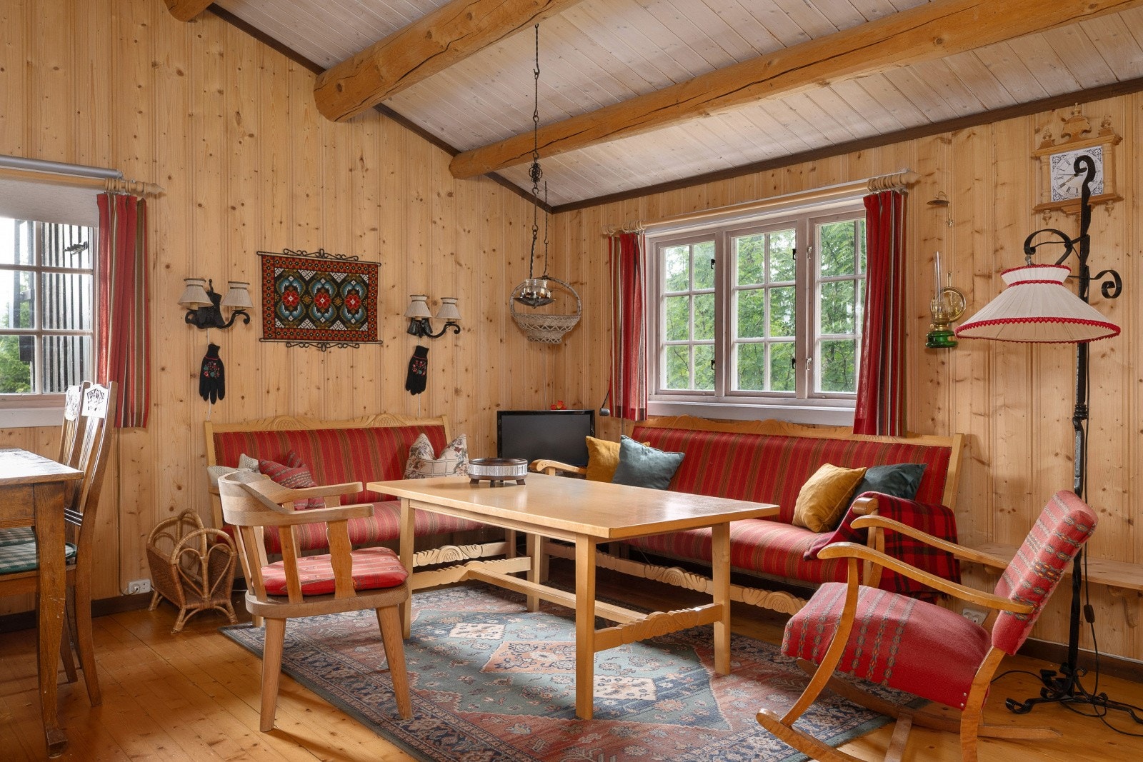 Rommet har godt lysinnslipp fra vinduer på to-sider av rommet, samt plass til både sofa- og spisegruppe. Galleribilde
