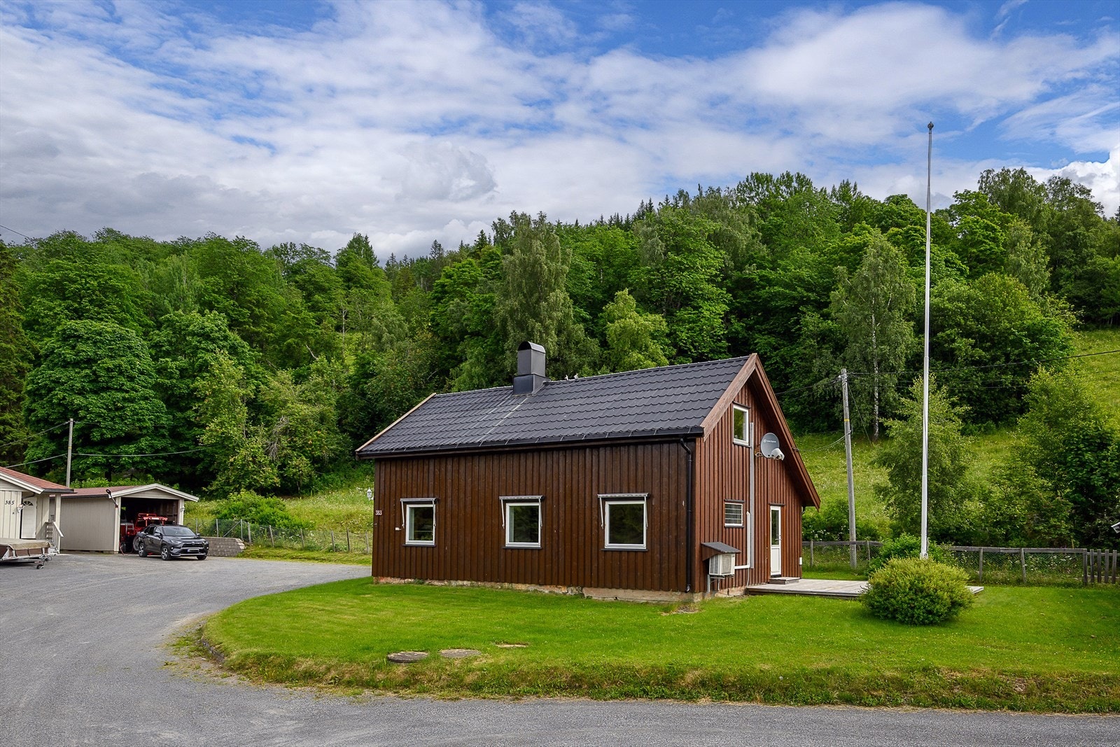 Fasaden har stående trepanel, og taket er tekket med stål- eller aluminiumsplater. Galleribilde