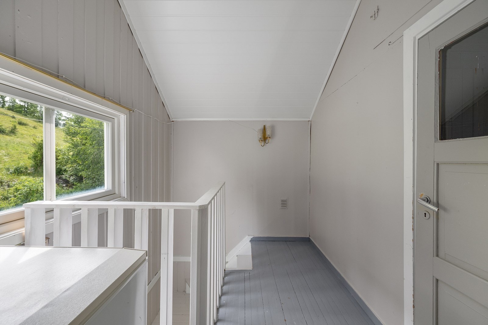 Gang i andre etasje med malt trepanel og behandlet tregulv. Galleribilde