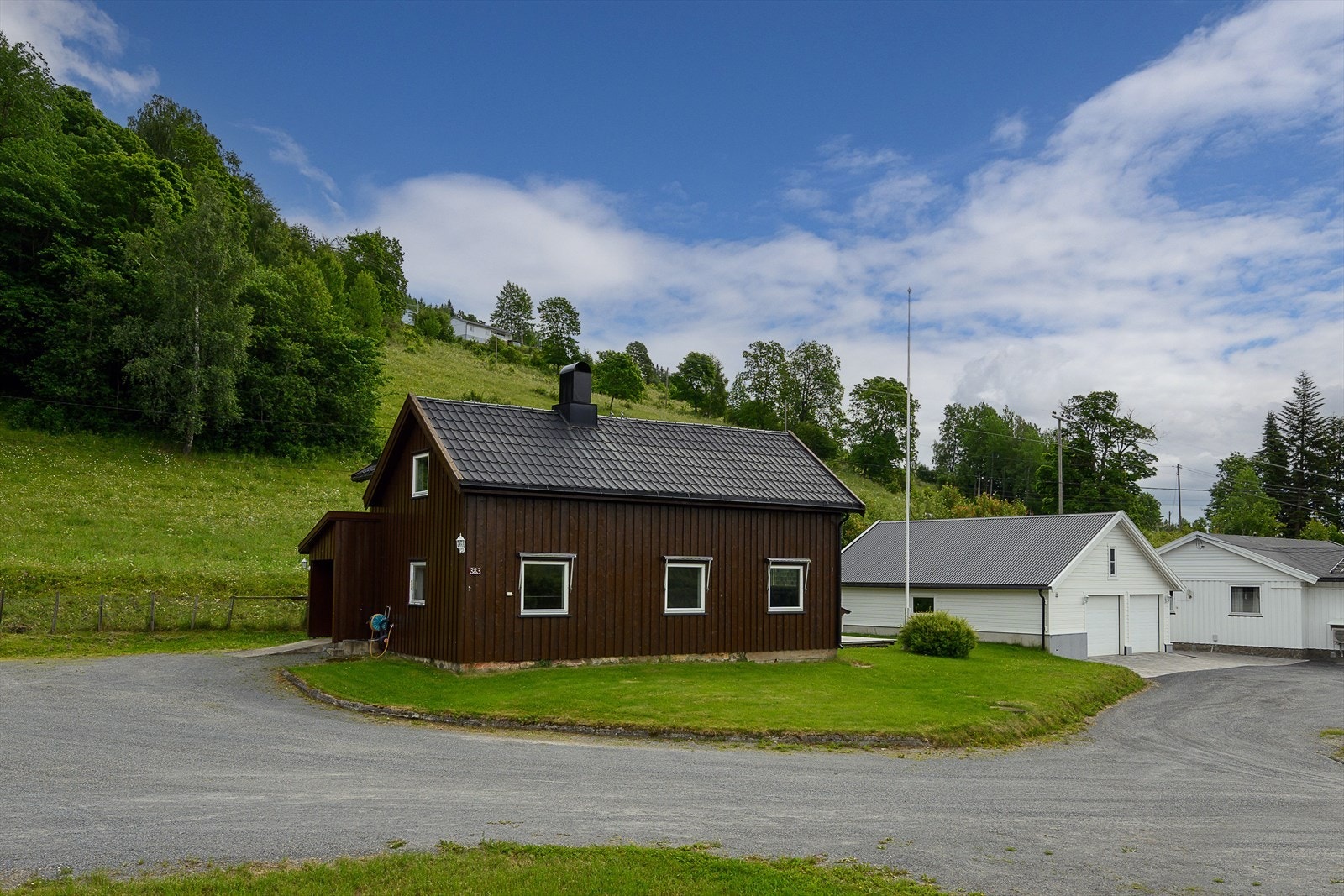Enebolig oppført i 1944, med et tilbygg som fikk ferdigattest i 1976. Galleribilde