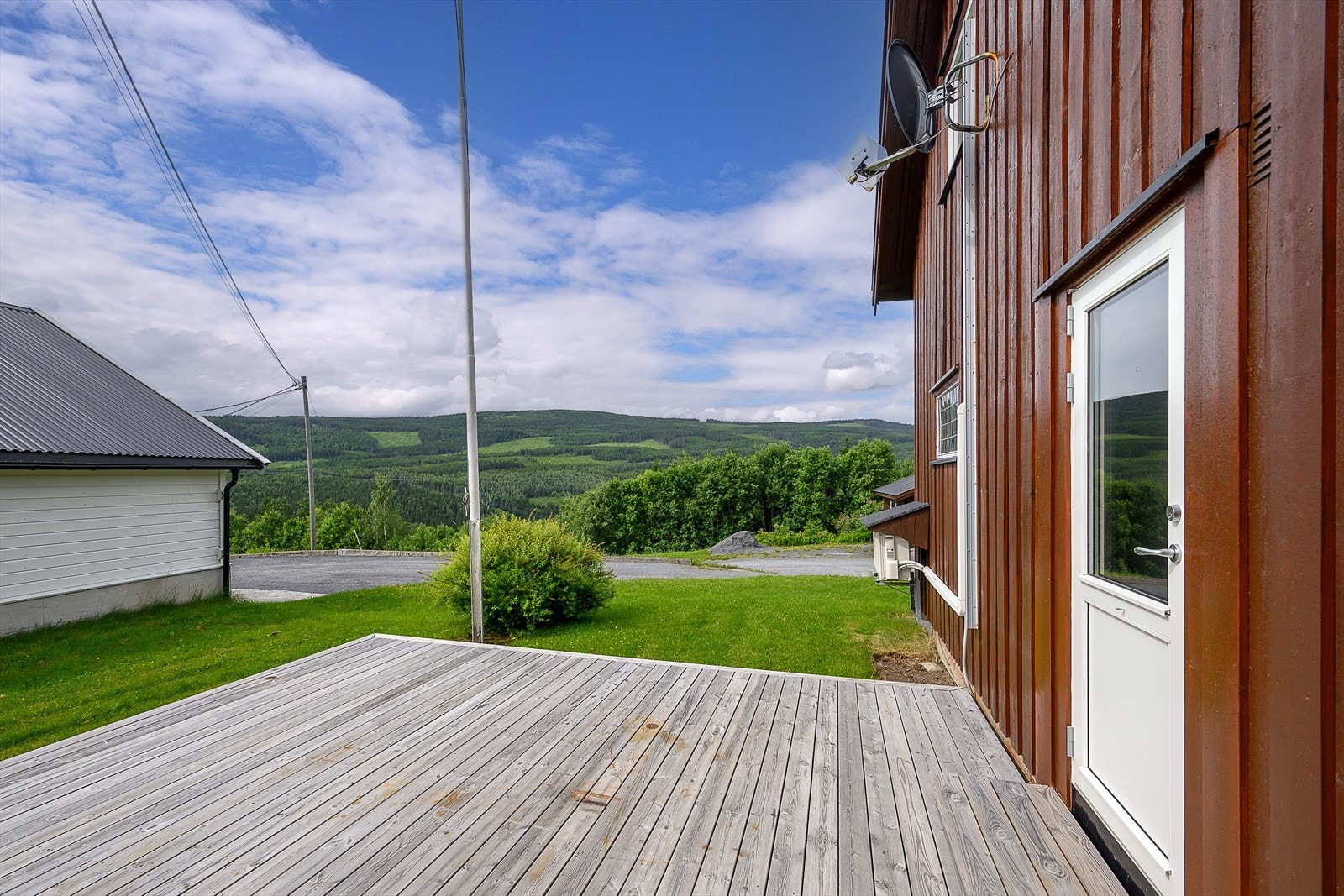 Fra hovedetasjen er det utgang til en romslig, sørvestvendt terrasse på 22 m². Galleribilde