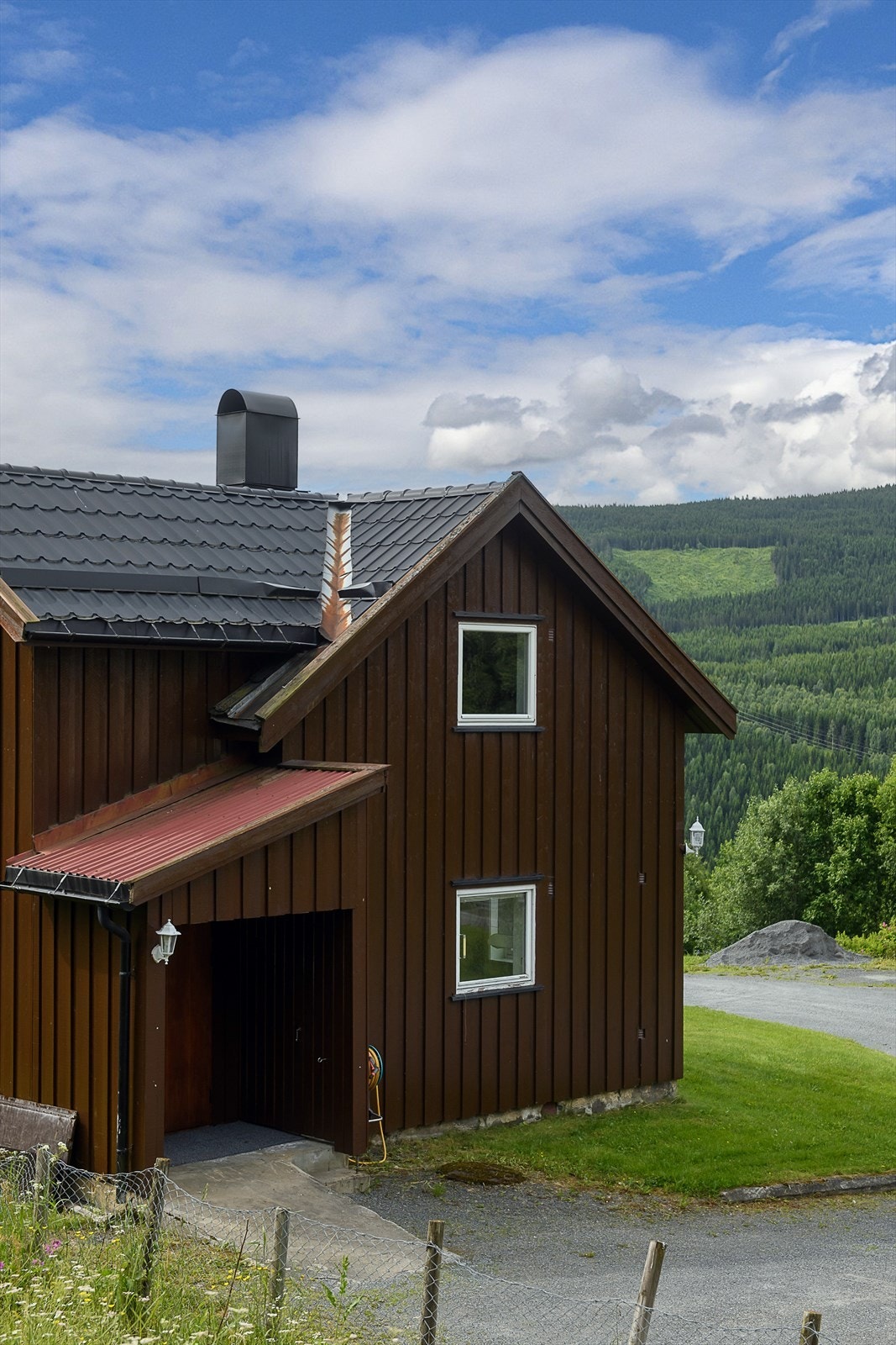 Inngangspartiet har en solid hovedytterdør i teak. Galleribilde