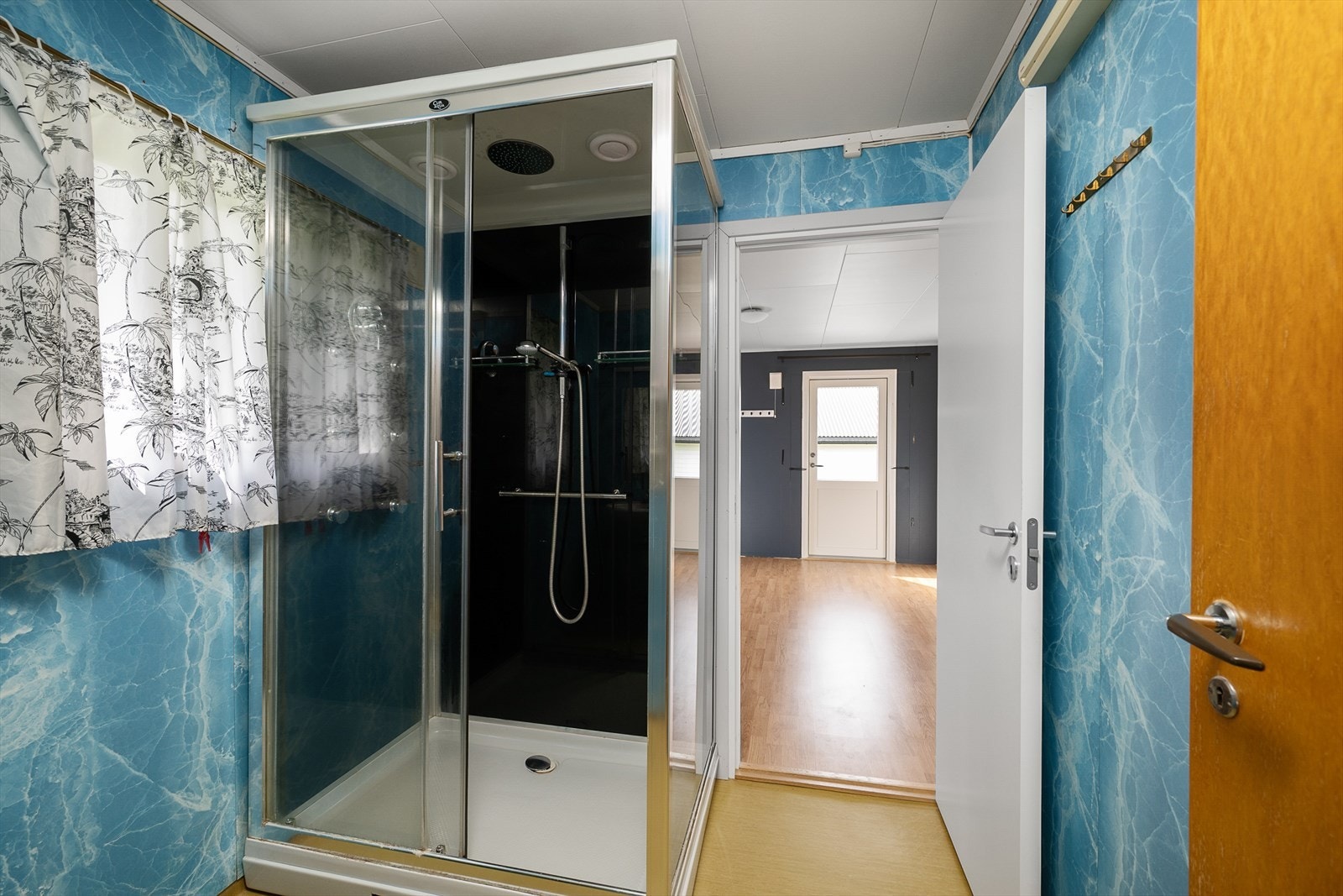 Badet er innredet med dusjkabinett og servant. Galleribilde