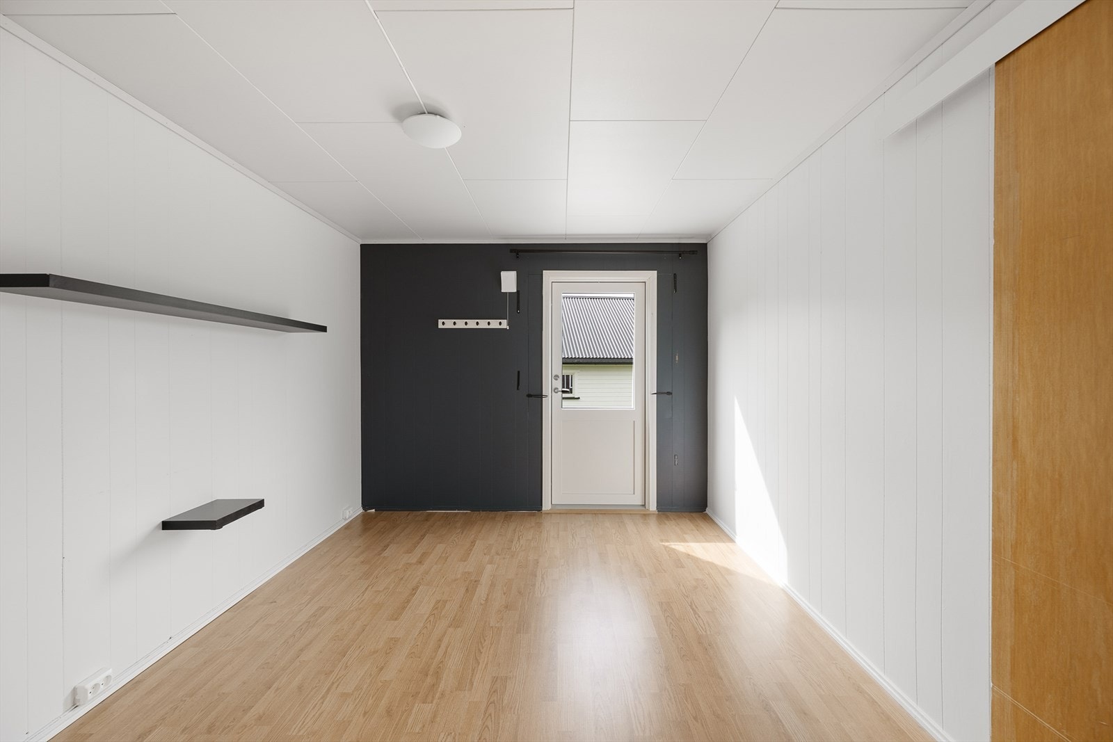 Fra soverommet i første etasje er det direkte utgang til terrassen. Galleribilde