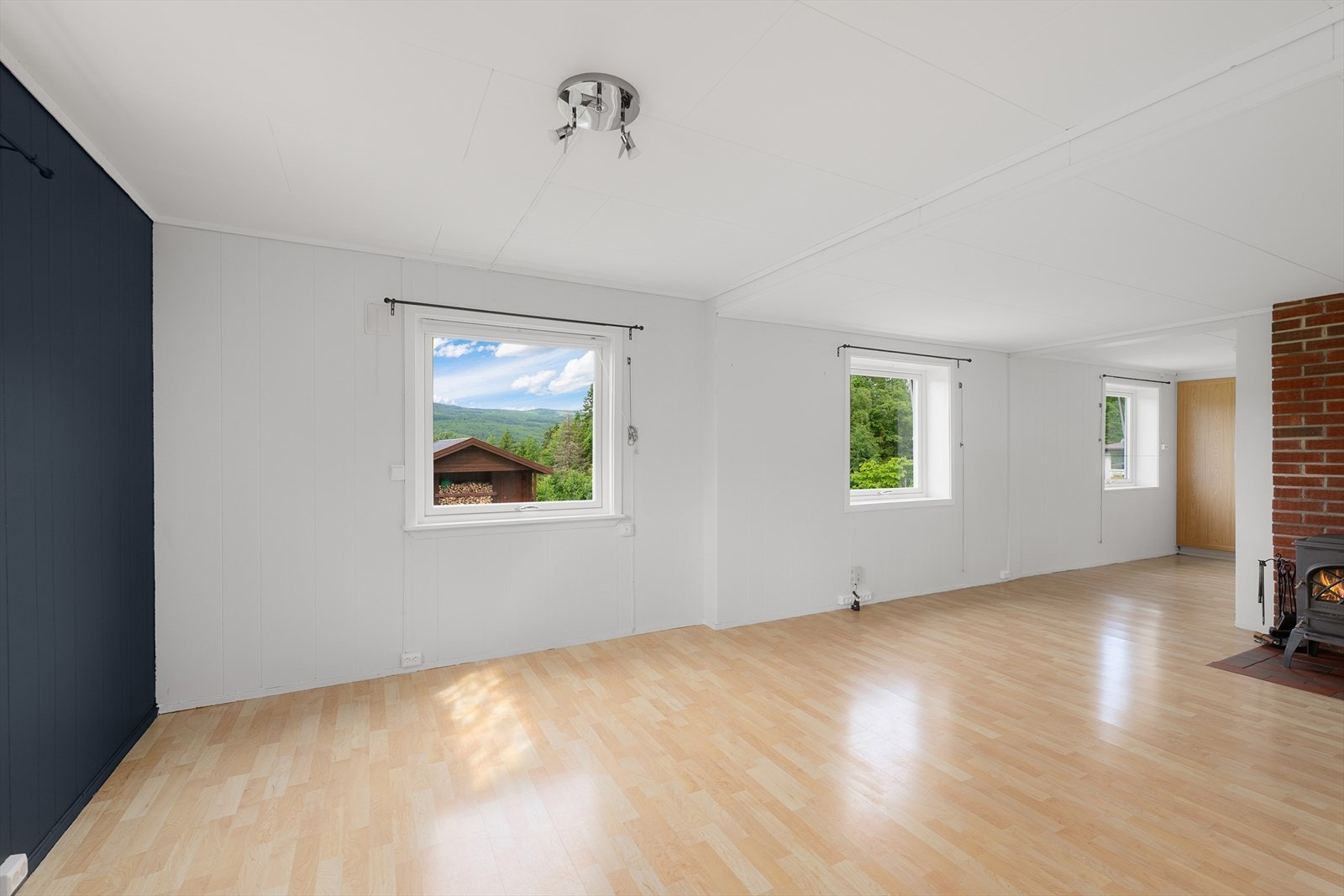 Romslig stue med god plass til både sofagruppe og spisebord. Galleribilde