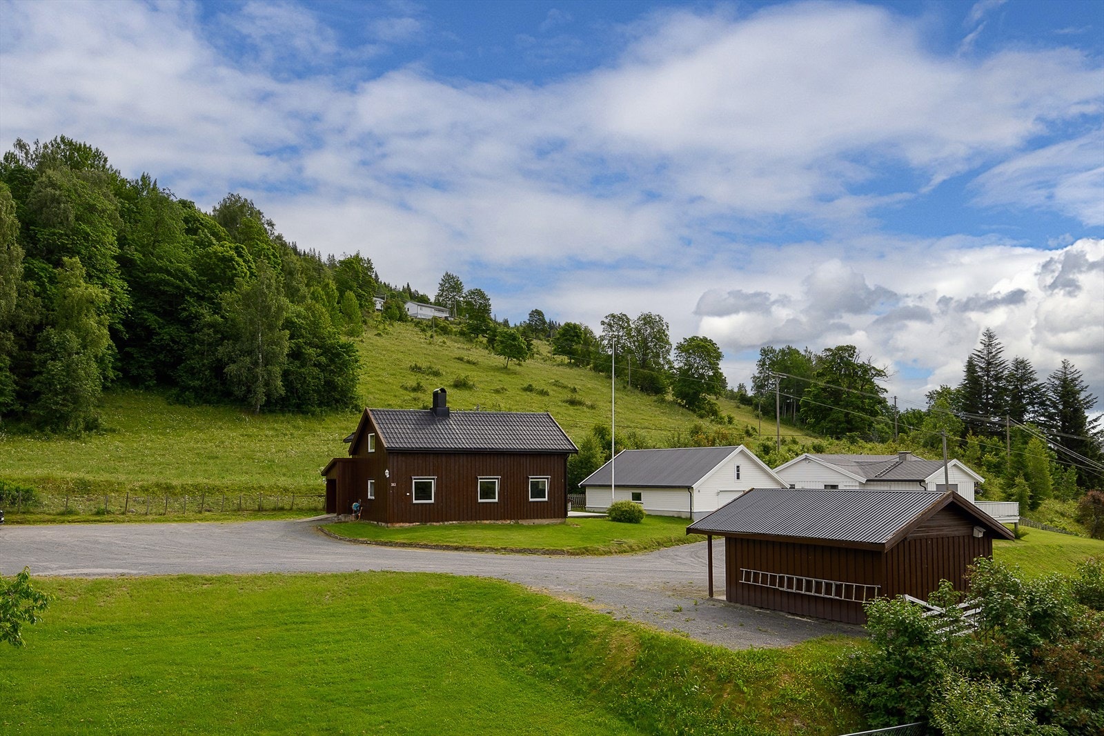 Eiendommen ligger i et rolig og landlig område i Vingrom. Galleribilde