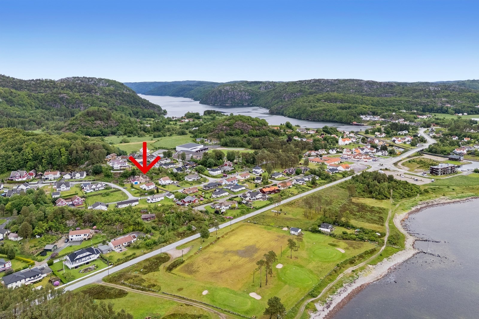 Nærhet til alle sentrumsfunksjoner som barnehage, barneskole, idrettsanlegg med flerbrukshall, restauranter med mer. Kort avstand til flotte turområder og sjøen med flere strender Galleribilde