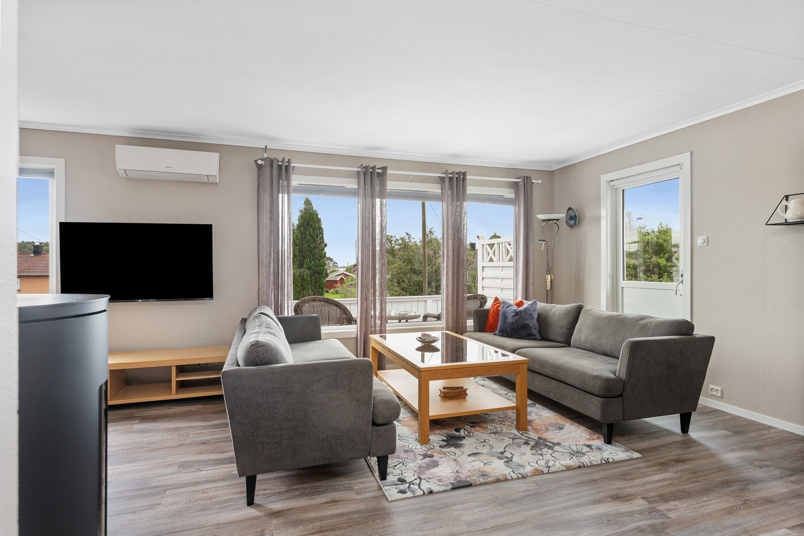 Fra stuen er det utgang til solrik terrasse Galleribilde