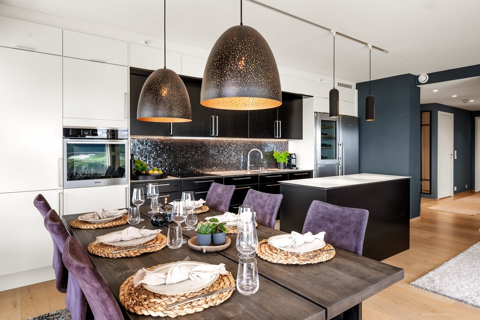 Dette er en gjennomgående toppleilighet med en åpen og sosial planløsning mellom stue og kjøkken. Galleribilde