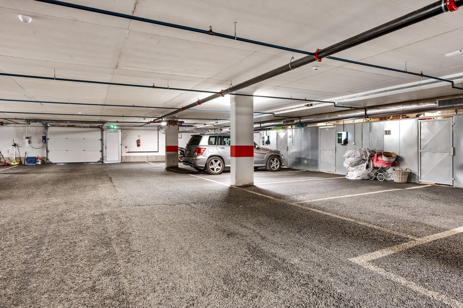 Det medfølger to parkeringsplasser og en bod i felles garasjeanlegg. Galleribilde