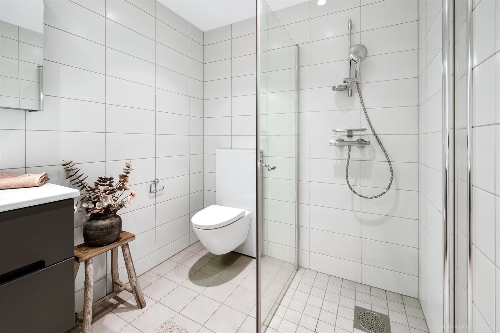 Begge badene har moderne innredning, downlights i taket og balansert ventilasjon. Galleribilde