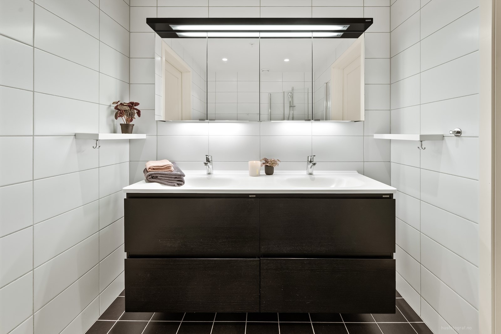 Det ene av leilighetens to bad er utstyrt med dobbel servant og har god skapplass. Badet ligger i direkte tilknytning til hovedsoverommet. Galleribilde
